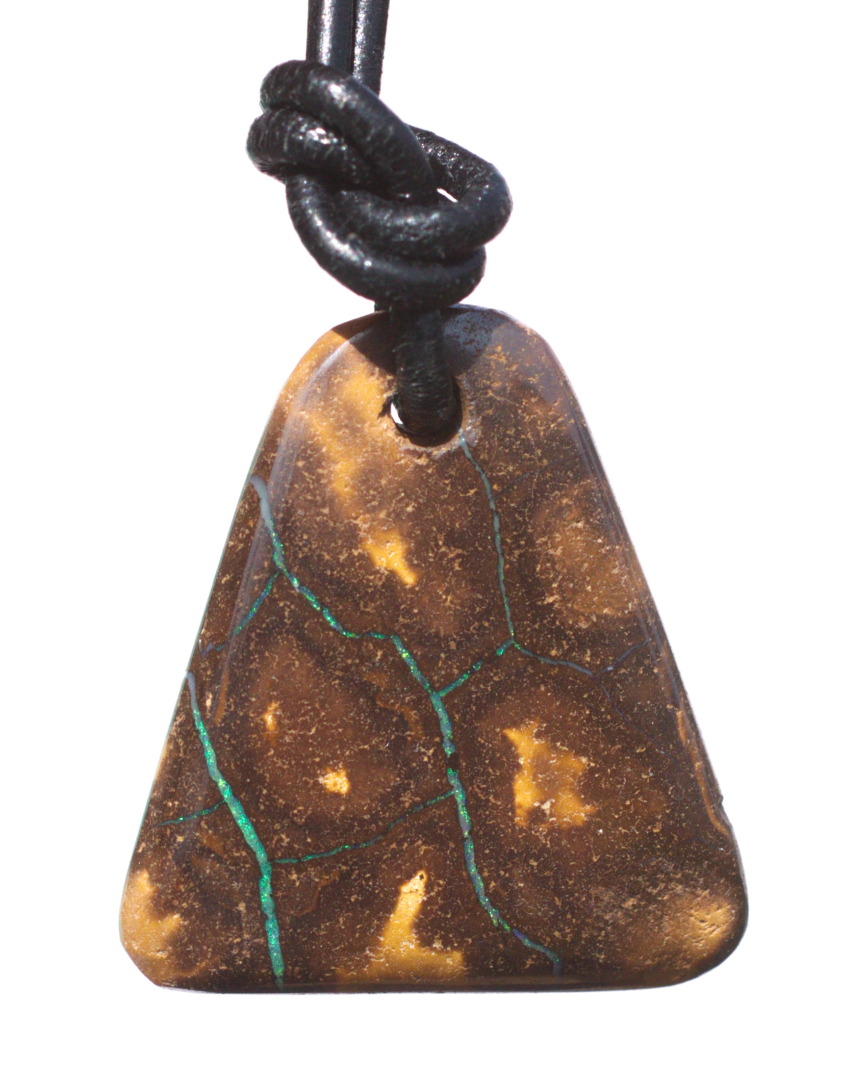 Brauner Boulderopal mit grünen Adern, frontal gebohrt mit Lederband  