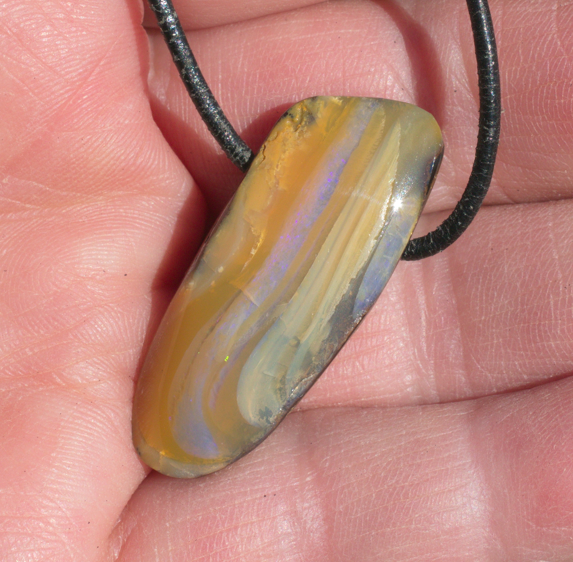 Bernsteinfarbener  Boulderopal, seitlich gebohrt mit Lederband  