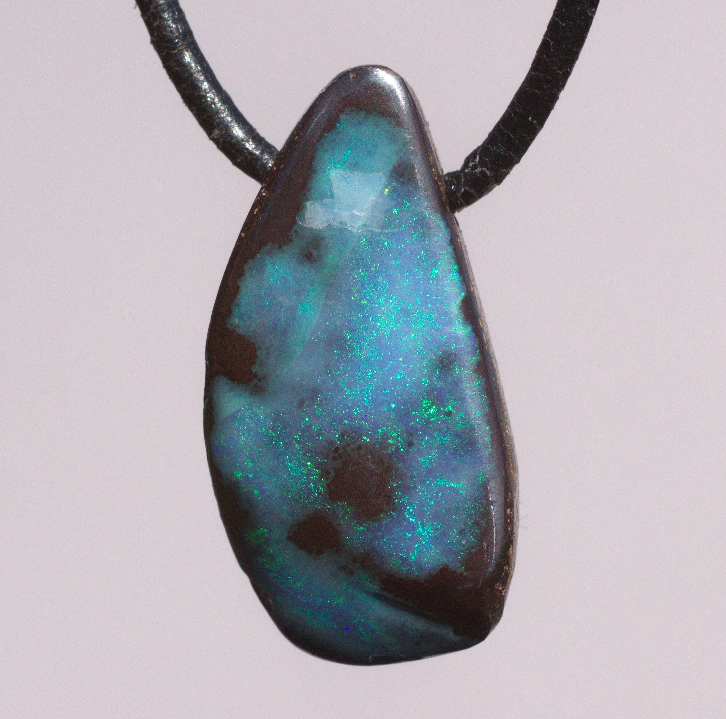 Blau-grüner Boulderopal, seitlich gebohrt mit Lederband  