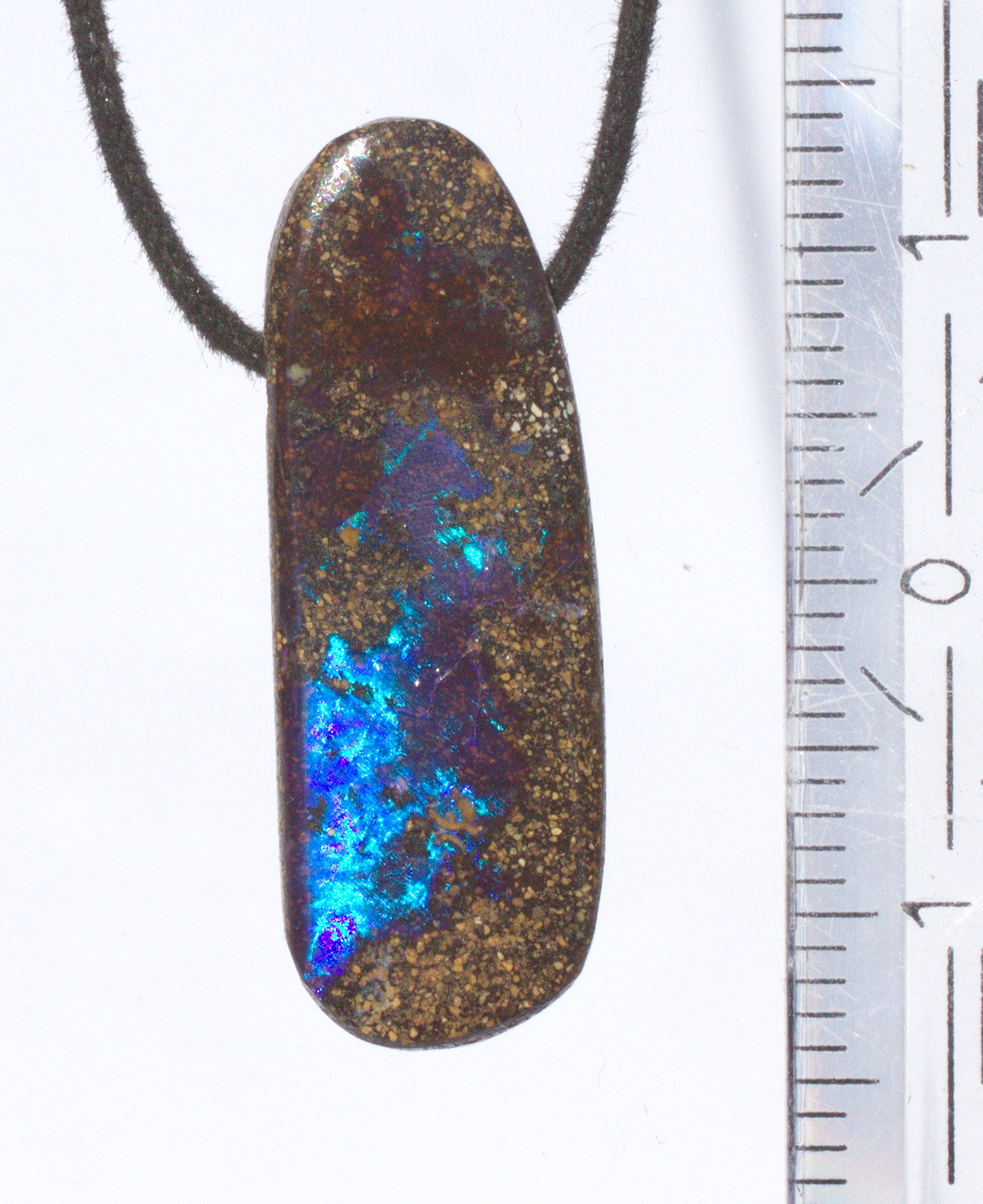 Boulderopal mit Electric Blue, seitlich gebohrt mit Lederband, Video