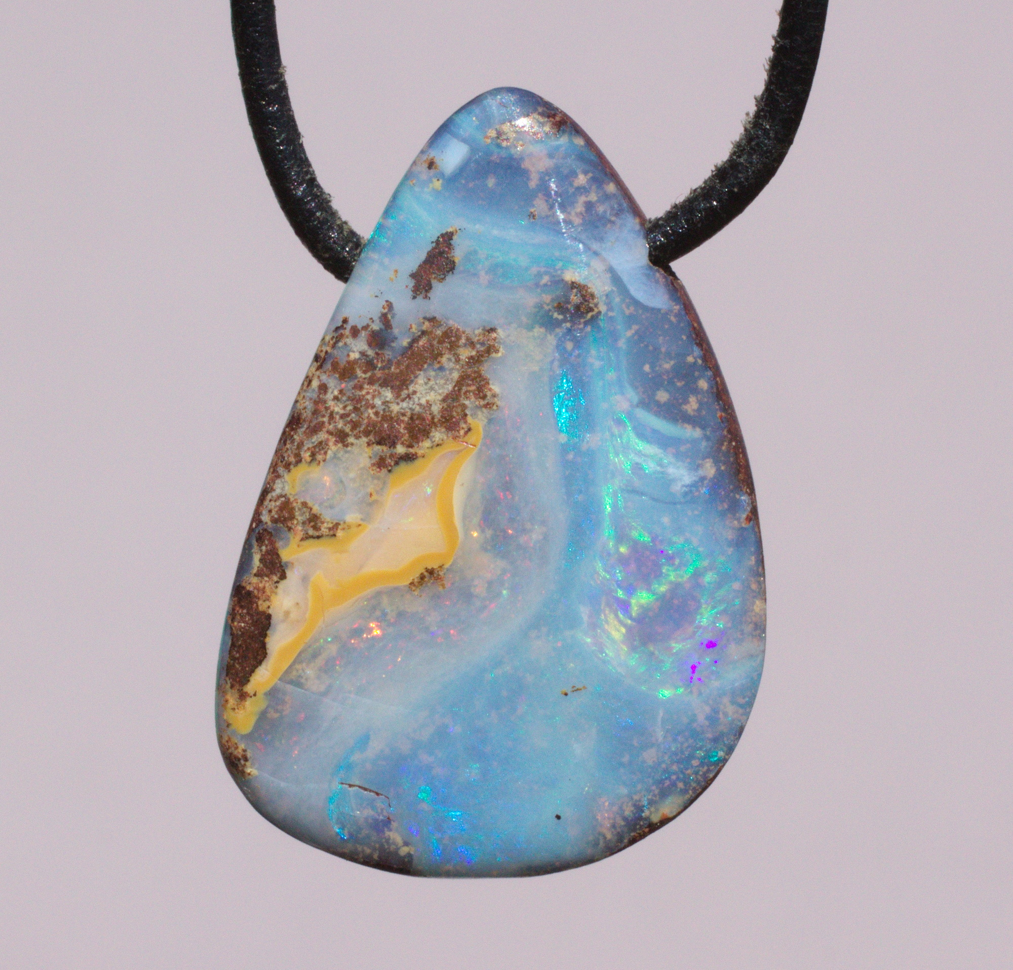 Hellblauer Boulderopal, seitlich gebohrt mit Lederband  