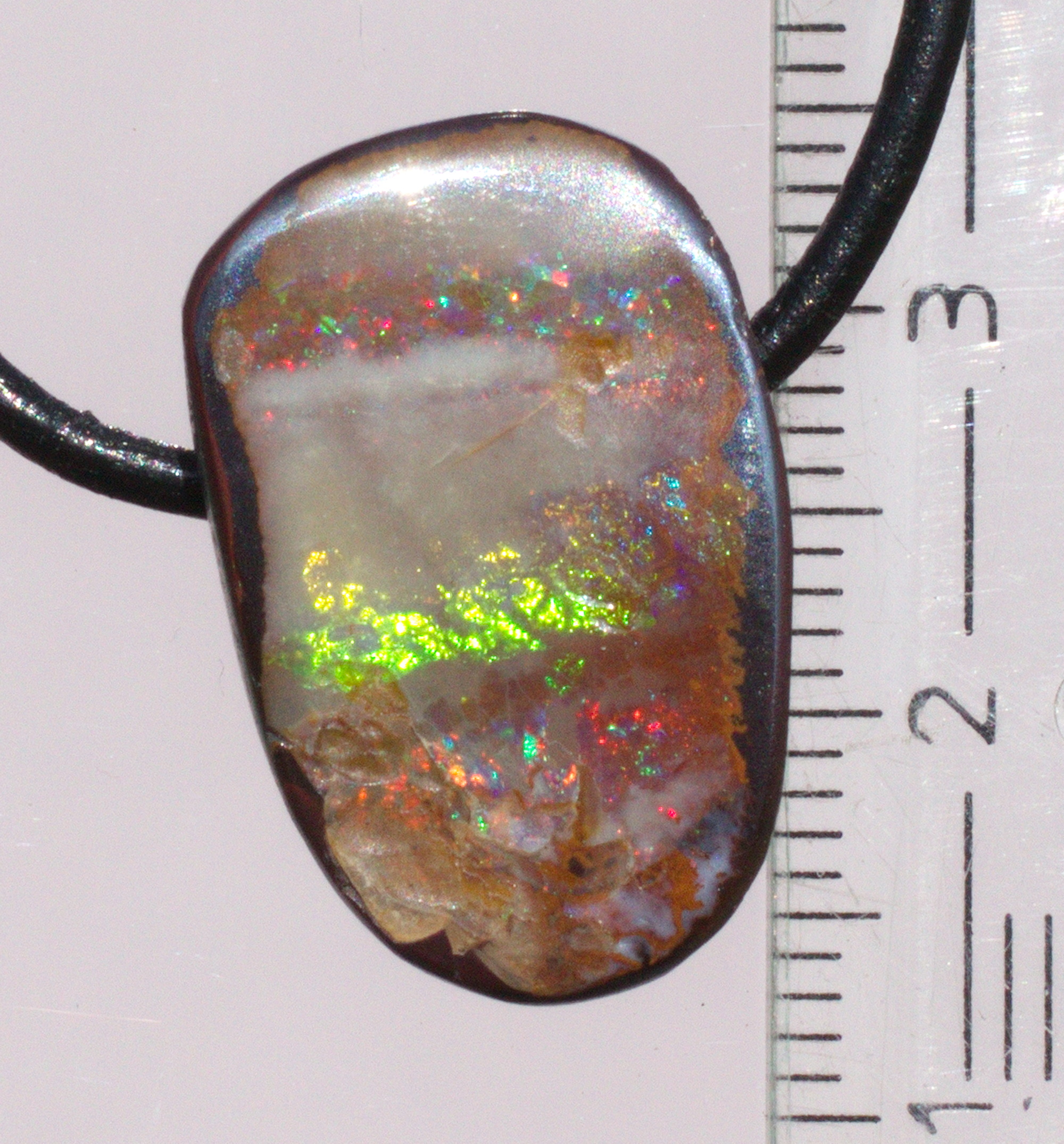 Boulderopal-Anhänger, seitlich gebohrt mit Lederband  