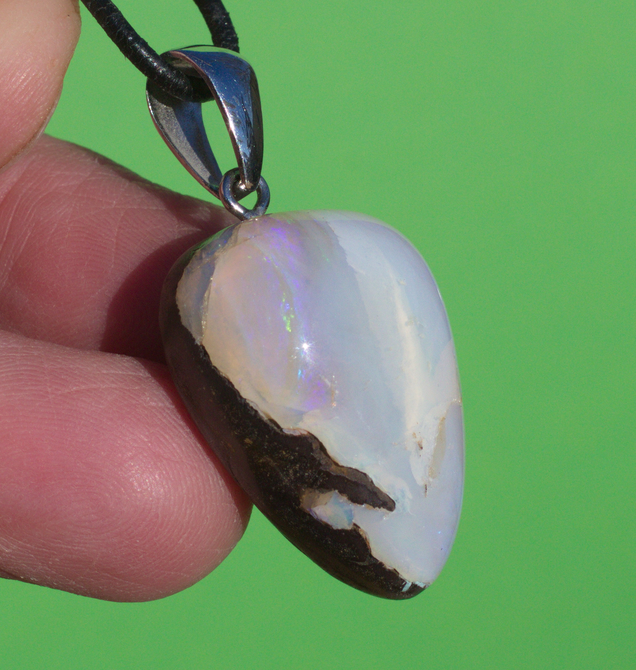Heller  Boulderopal, mit Anhängeröse Silber und Lederband  