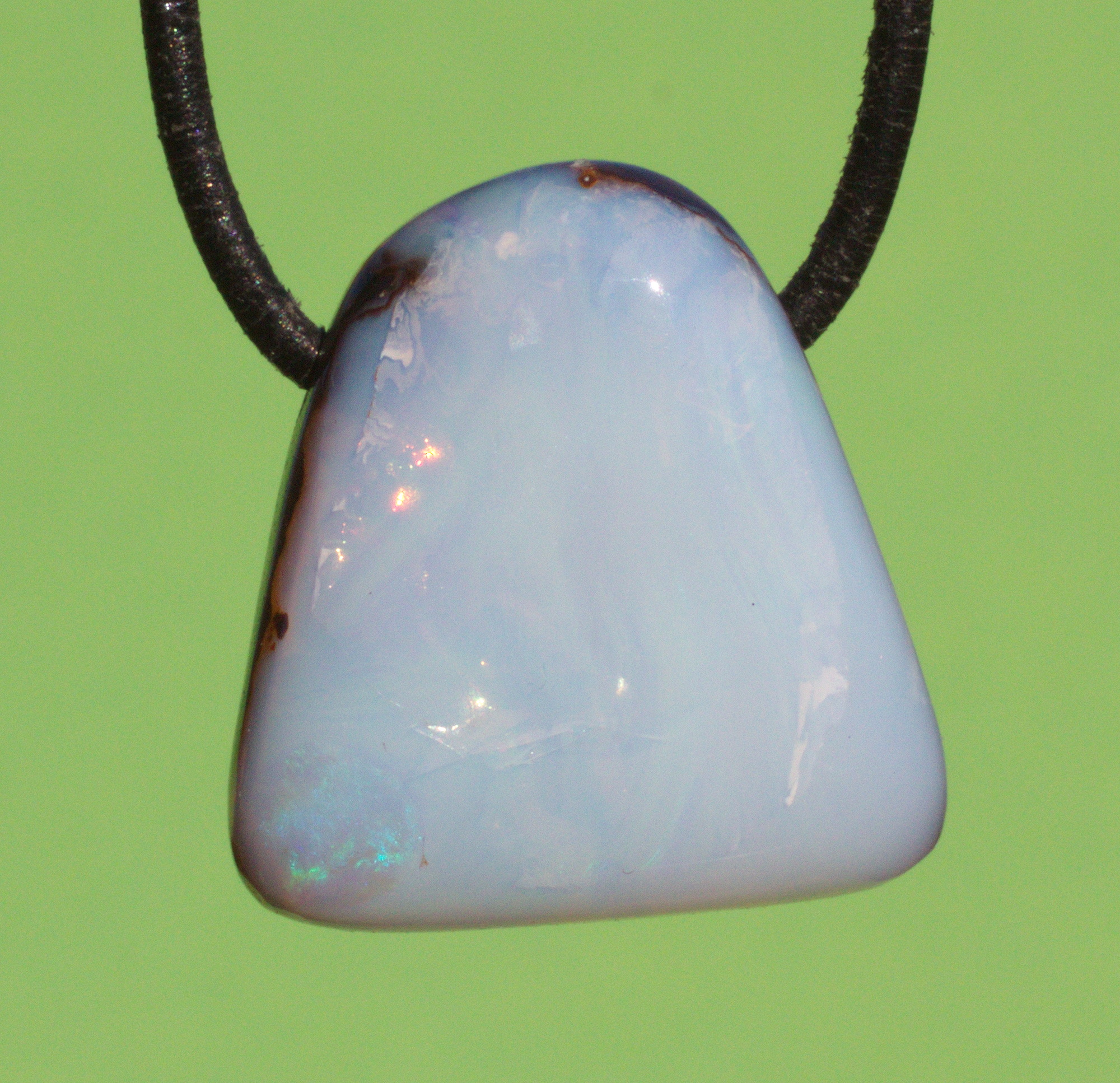 Hellblauer Boulderopal, seitlich gebohrt mit Lederband  