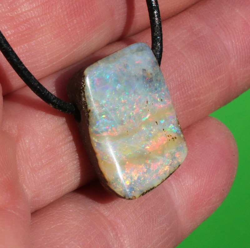 Heller Boulderopal, seitlich gebohrt mit Lederband, Video 