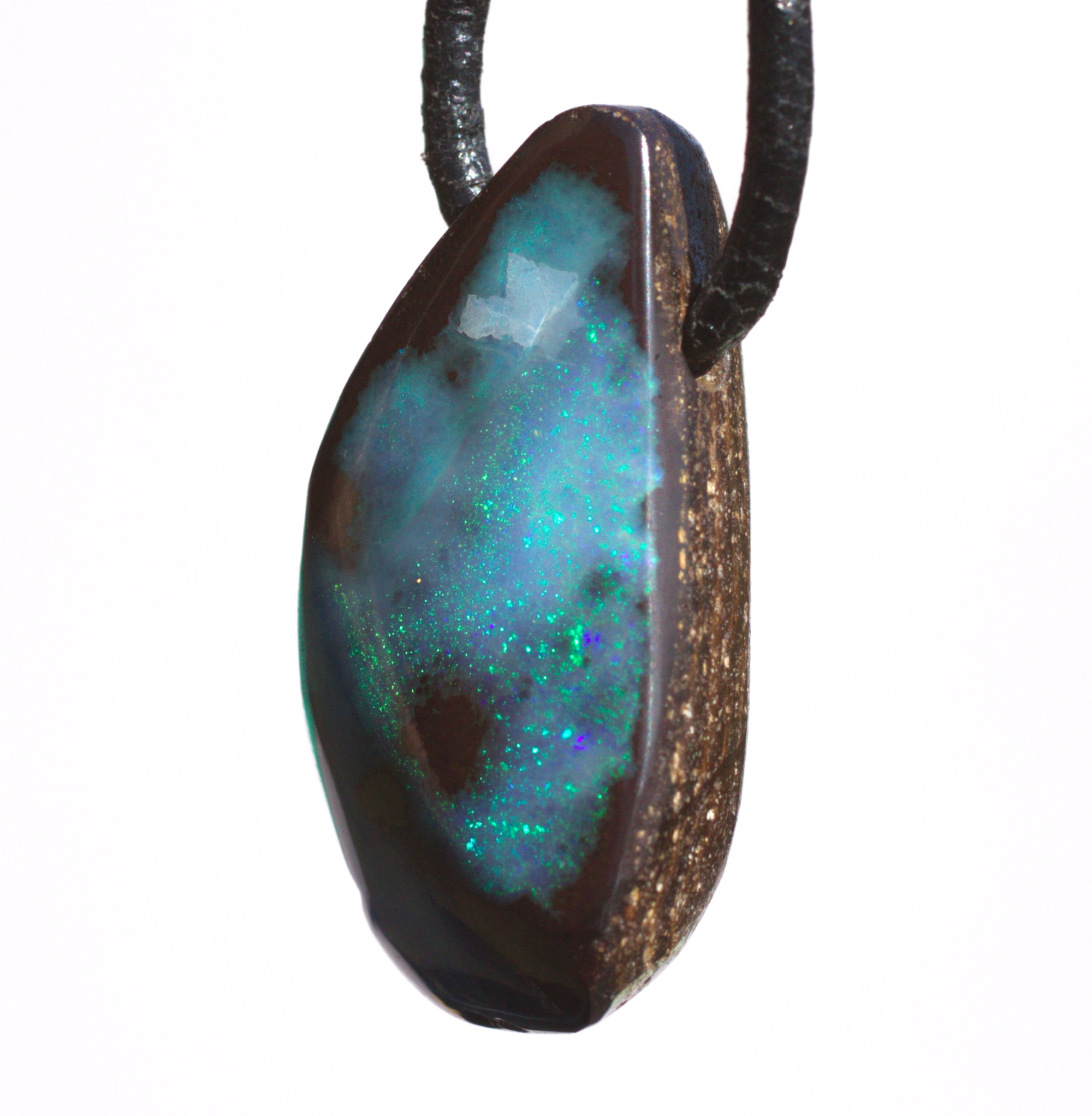 Blau-grüner Boulderopal, seitlich gebohrt mit Lederband  