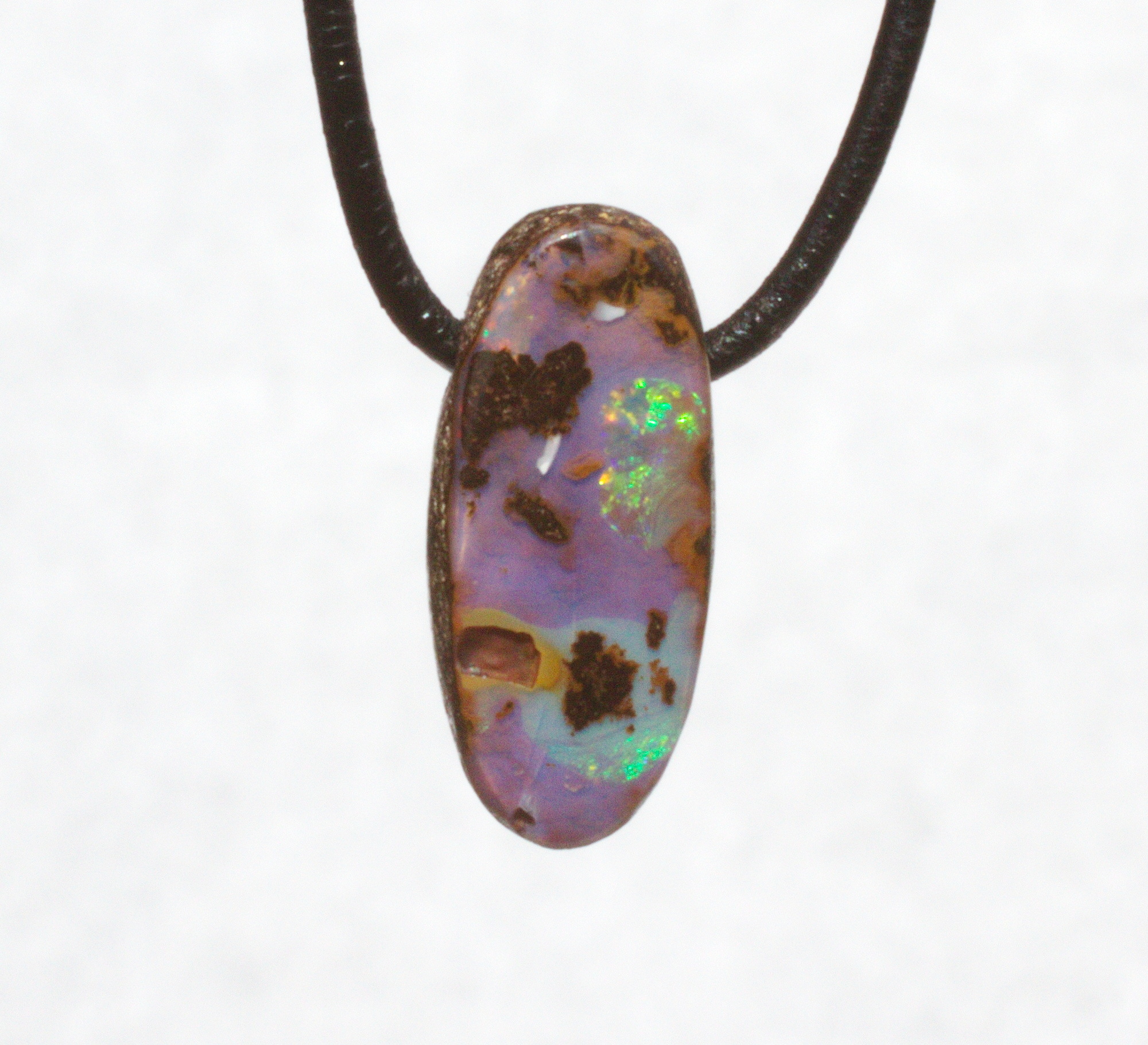 Kleiner ovaler Boulderopal, seitlich gebohrt mit Lederband 