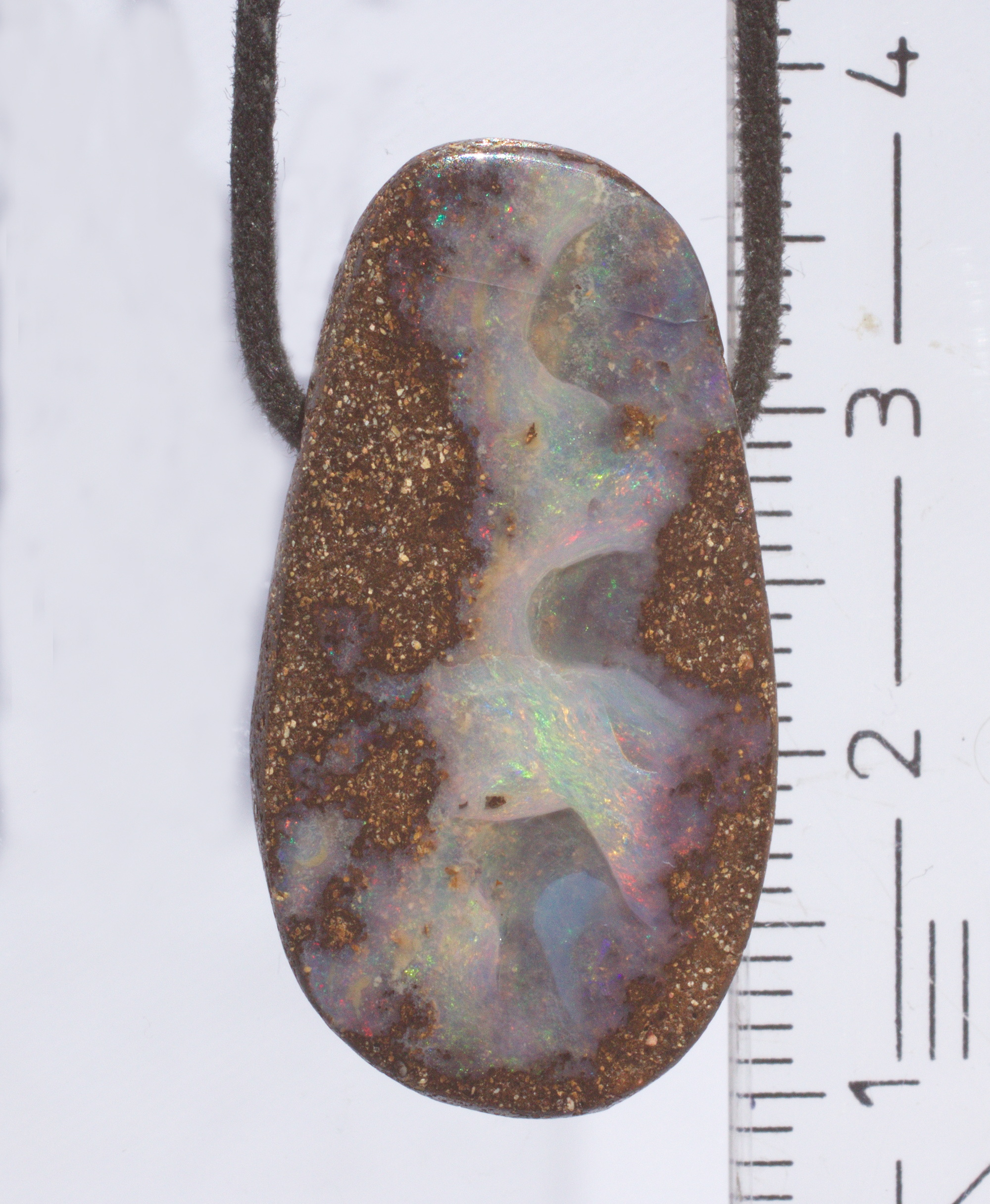 Ovaler Boulderopal, seitlich gebohrt mit Lederband 