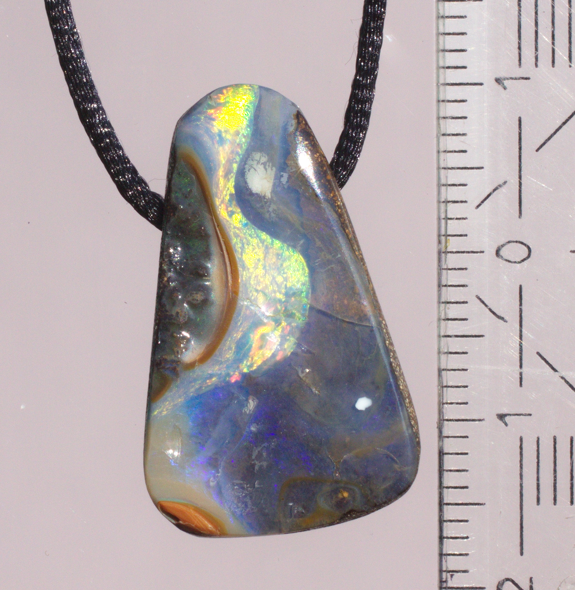 Natürlicher Boulderopal, seitlich gebohrt mit Lederband  
