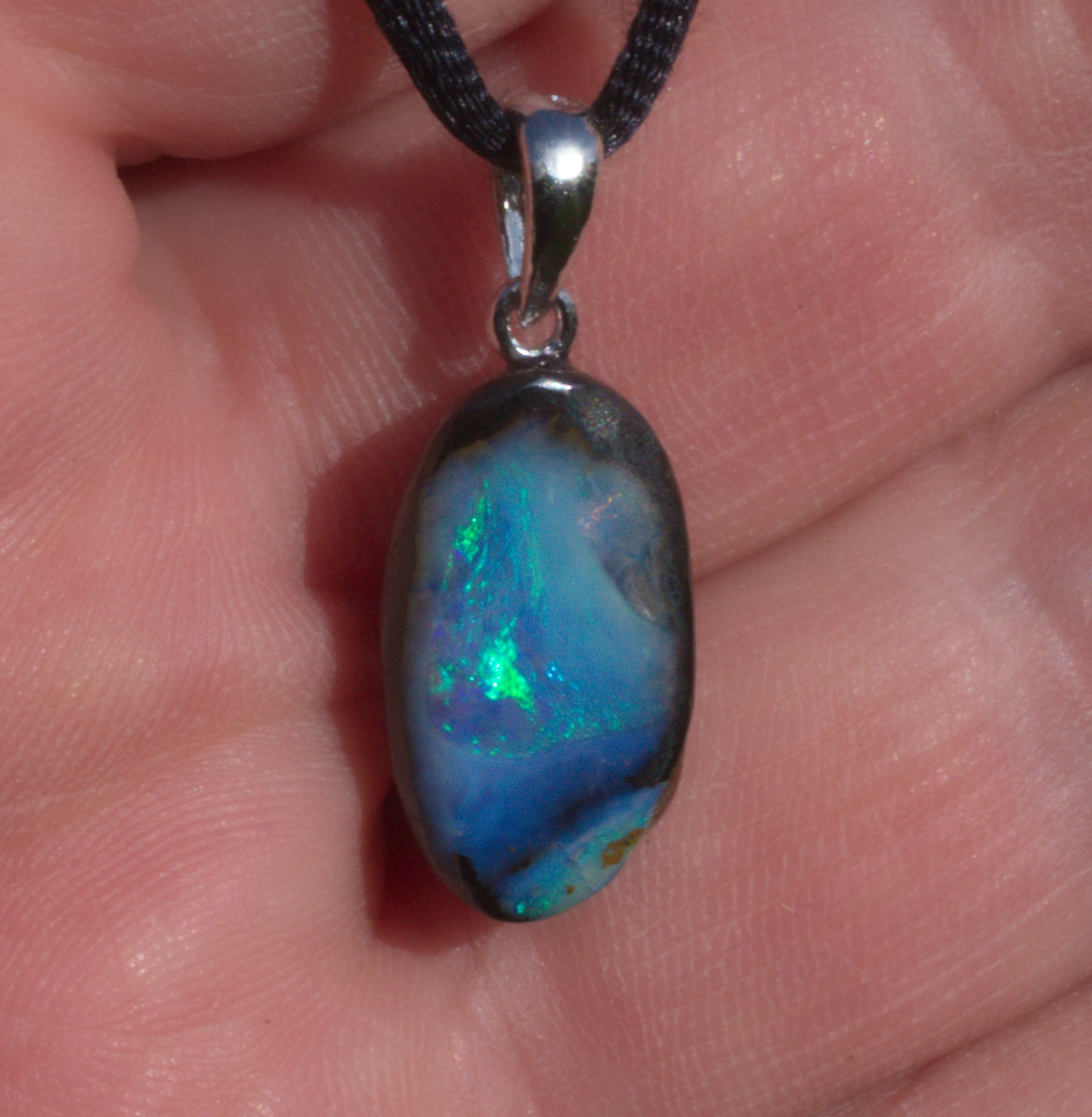 Kleiner blauer  Boulderopal, mit Anhängeröse aus Silber und Lederband 