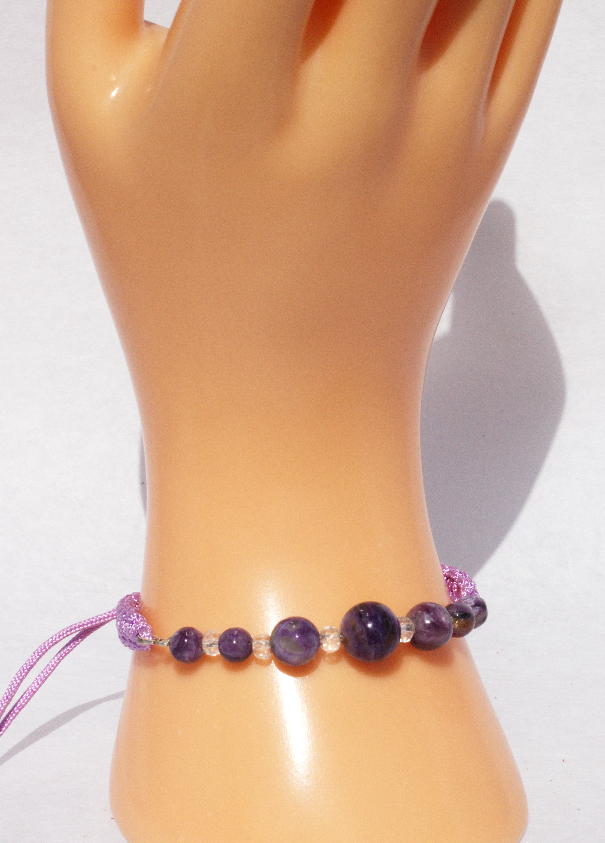 Charoit Edelsteinarmband mit Makramee-Band 