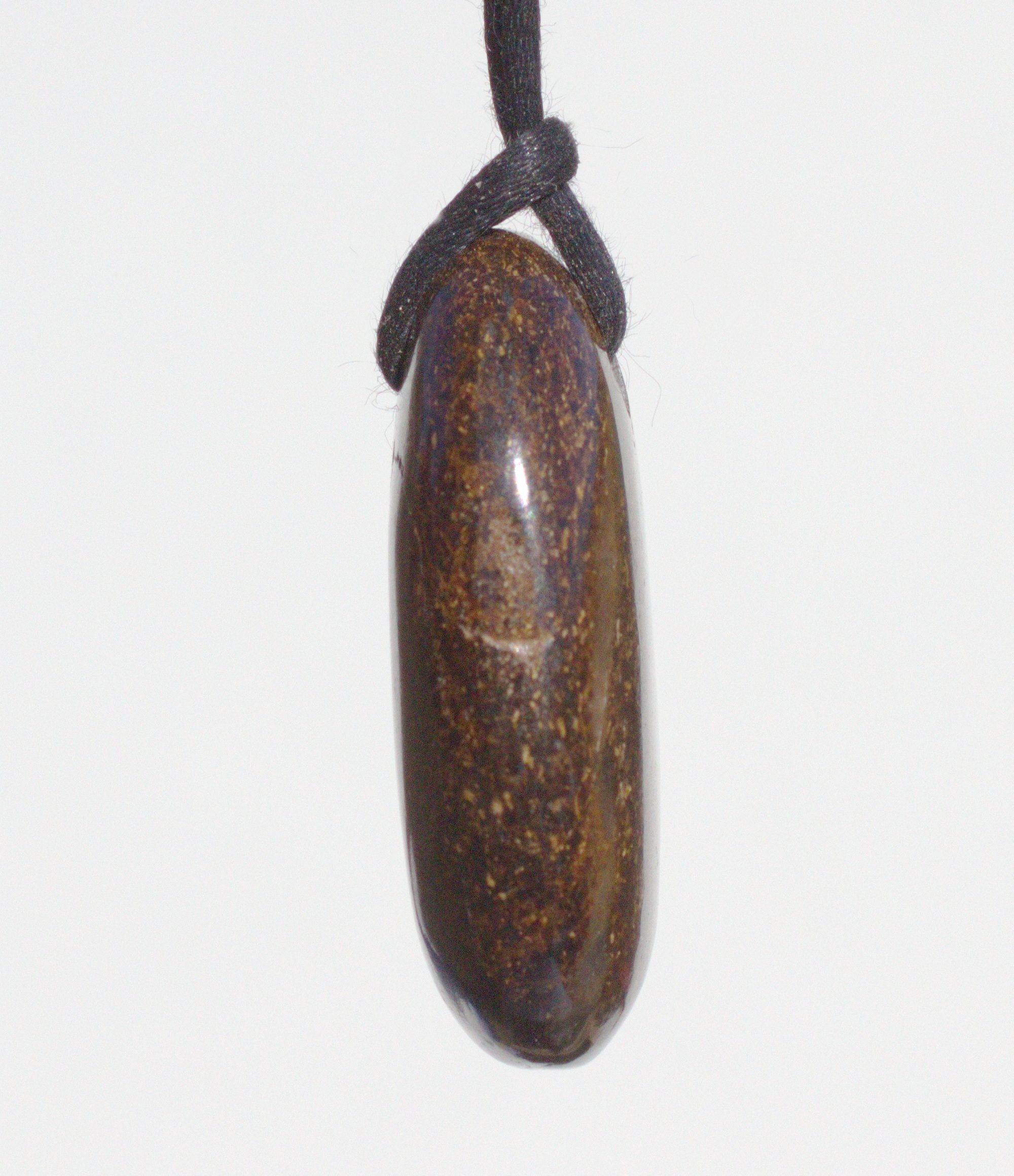 Bronzit Edelsteinanhänger front gebohrt mit Lederband  
