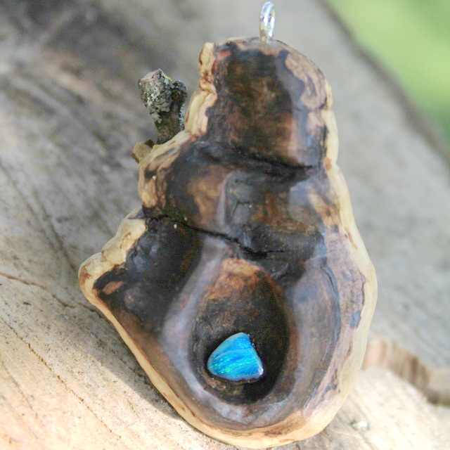 Baumperle von der Buche mit einem blauen Opal