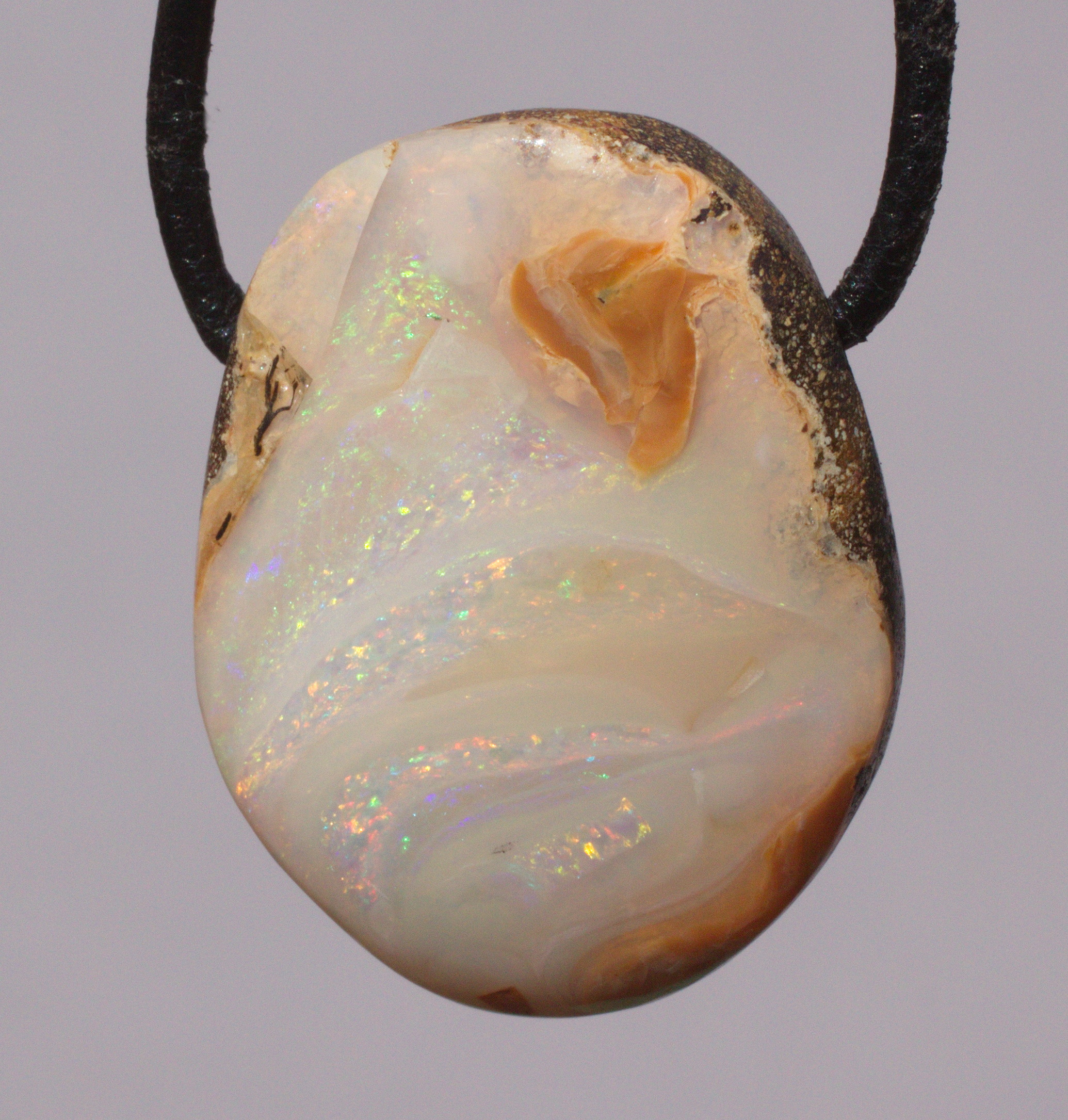 Bernsteinfarbener Boulderopal, seitlich gebohrt mit Lederband  