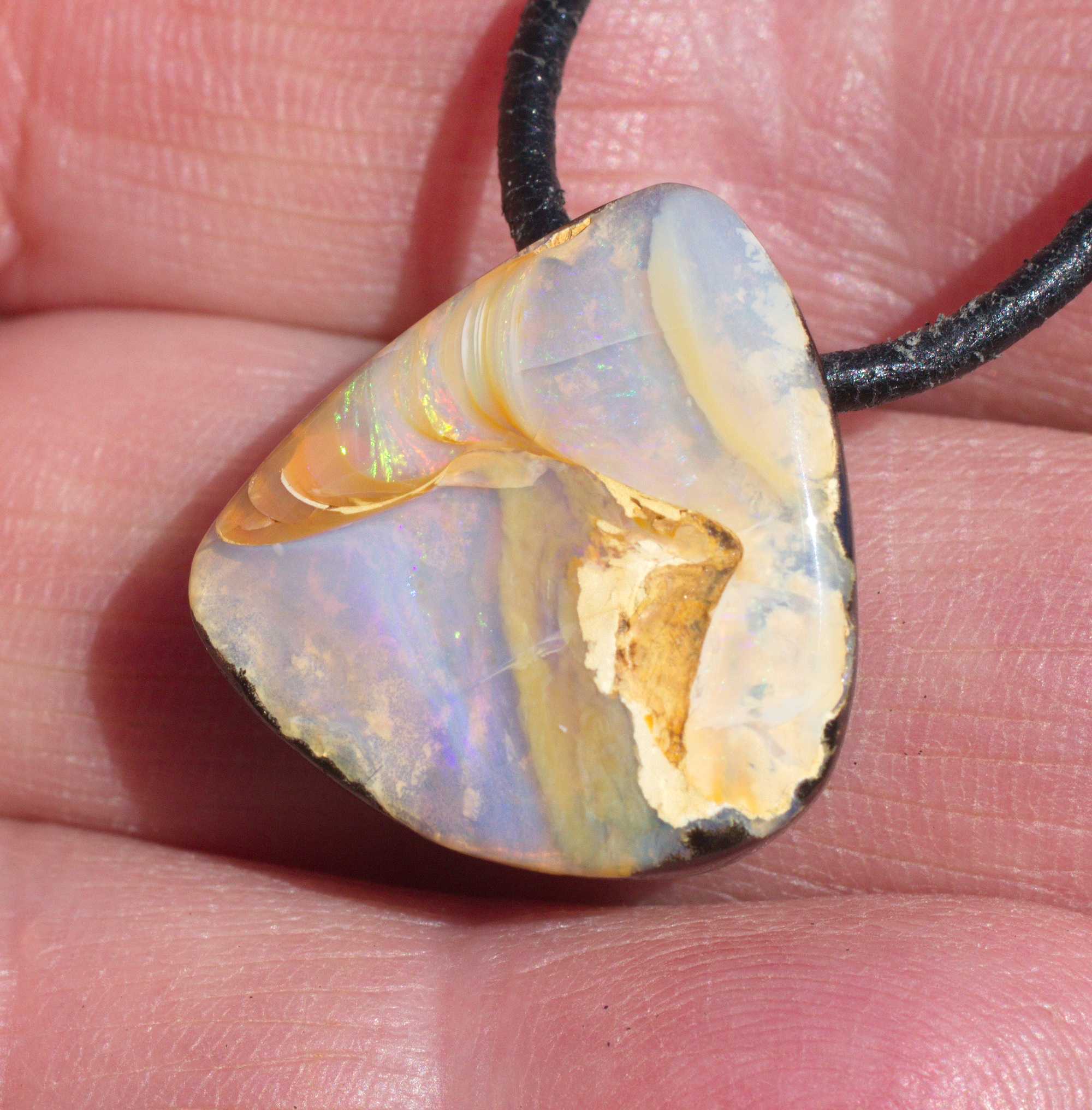 Bernsteinfarbener  Boulderopal, seitlich gebohrt mit Lederband  