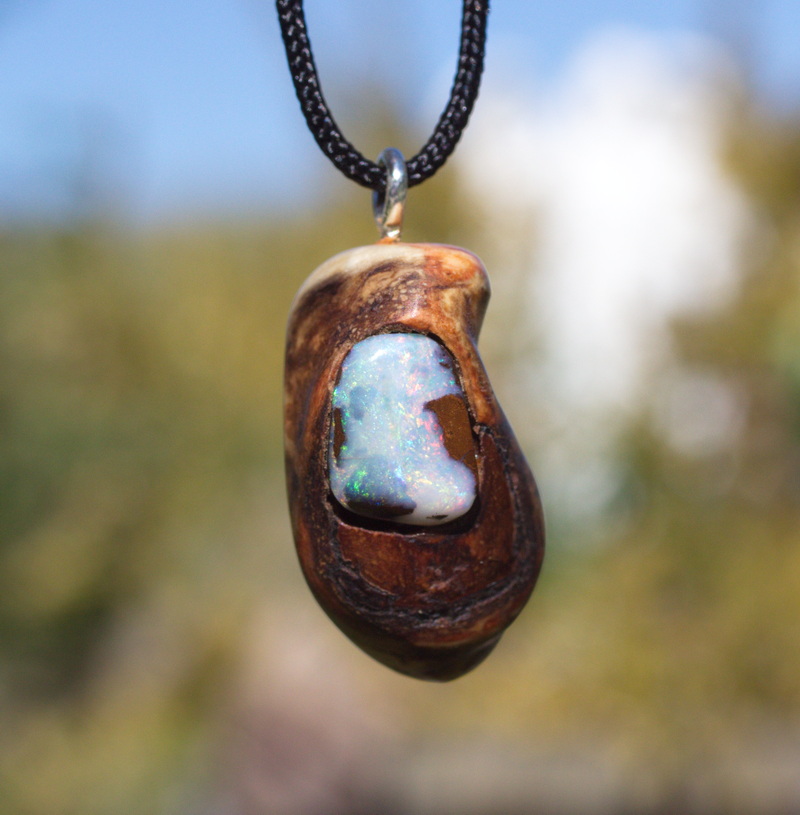 Baumperle von der Esche mit einem geschliffenen  Opal  