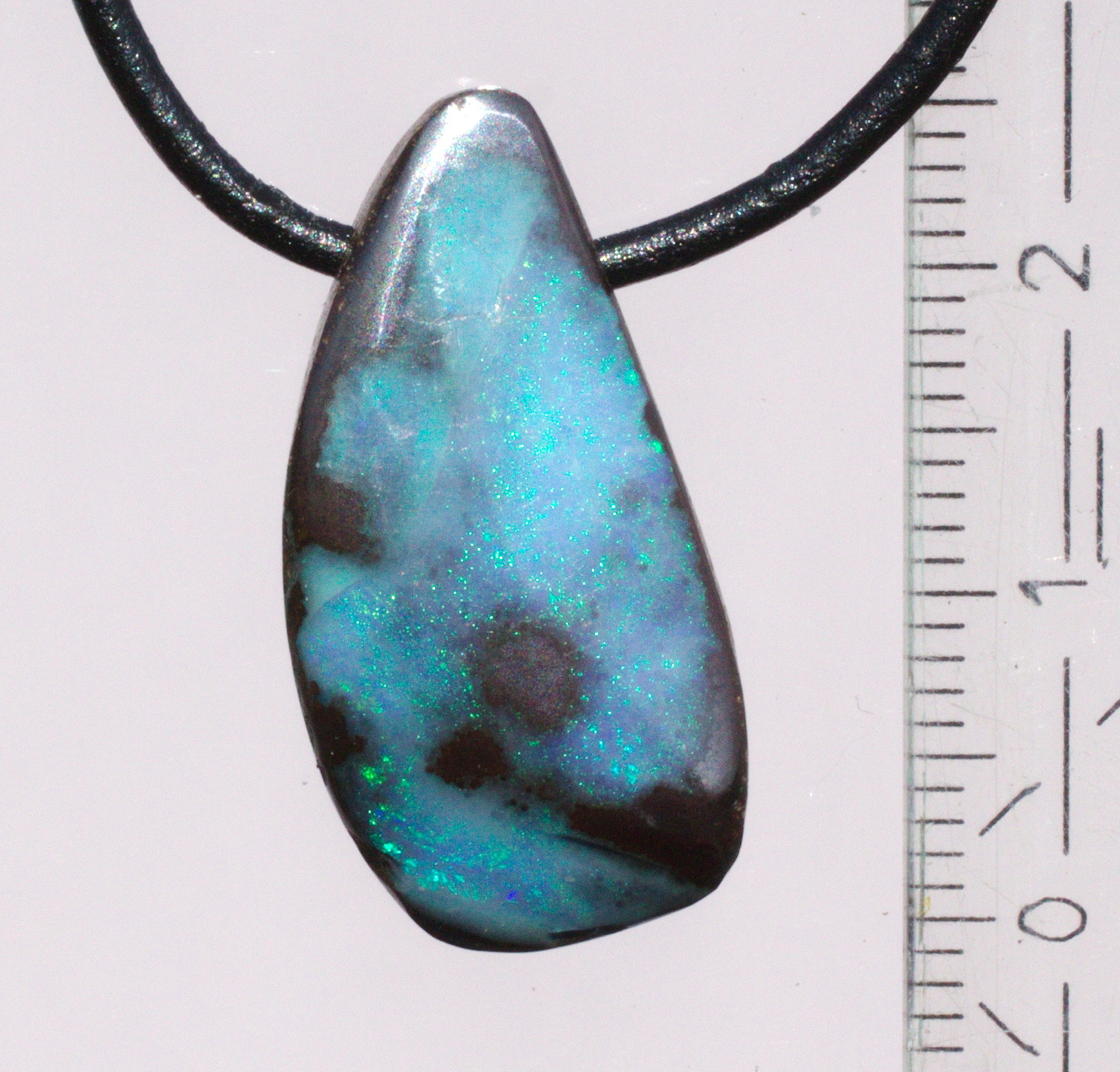 Blau-grüner Boulderopal, seitlich gebohrt mit Lederband  