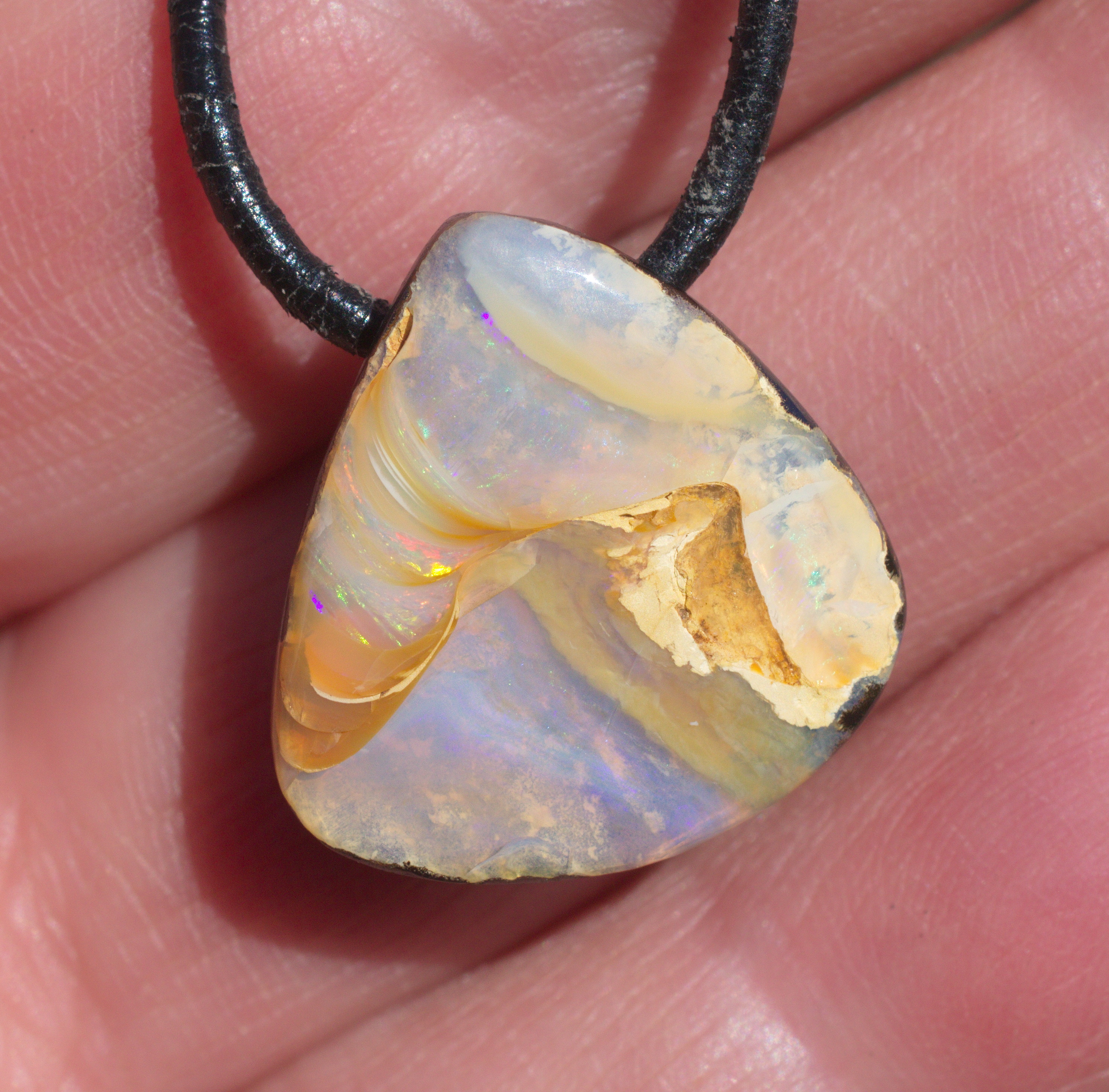 Bernsteinfarbener  Boulderopal, seitlich gebohrt mit Lederband  