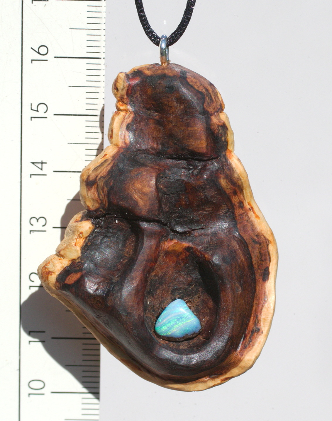 Baumperle von der Buche mit einem blauen Opal