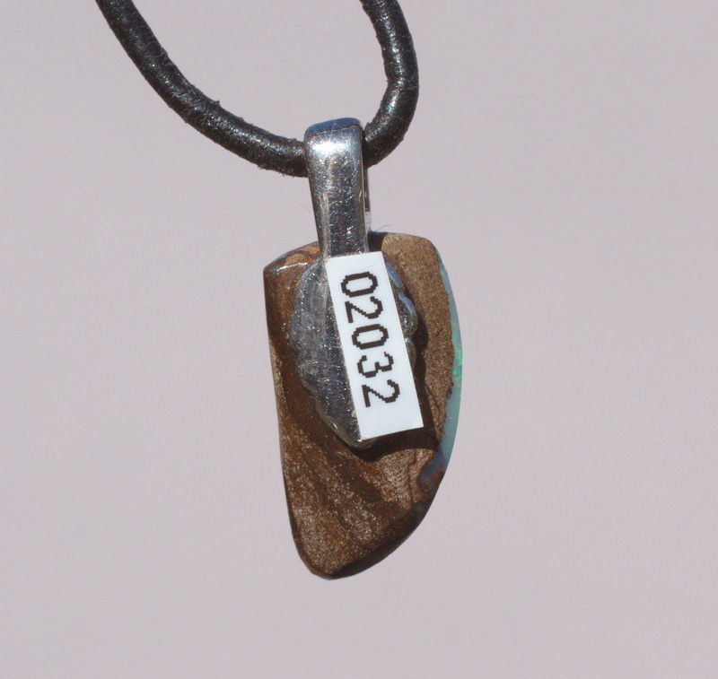 Boulderopal, mit Anhängeröse versilbert,  und Lederband