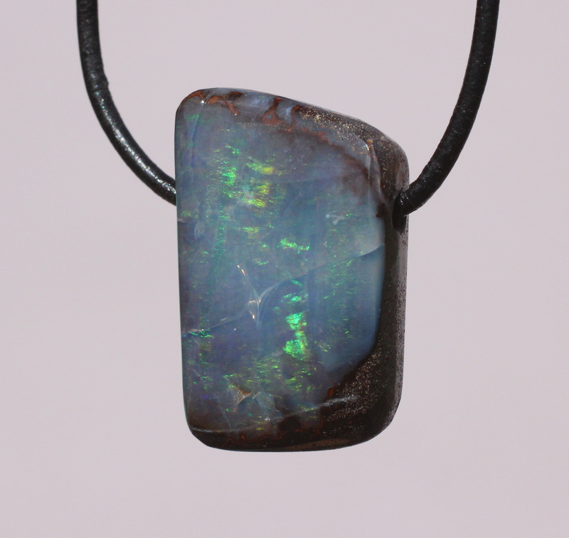 Blaugrüner Boulderopal, seitlich gebohrt mit Lederband 