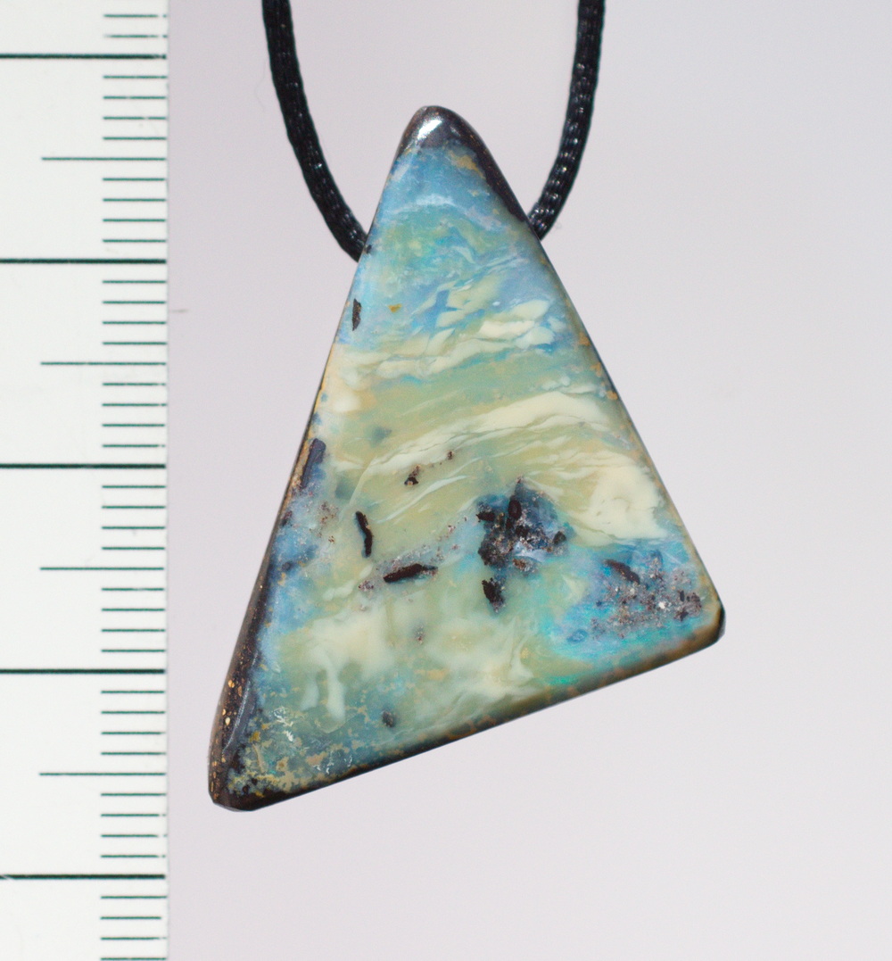 Boulderopal, als Dreieck geschliffen, seitlich gebohrt mit Lederband   