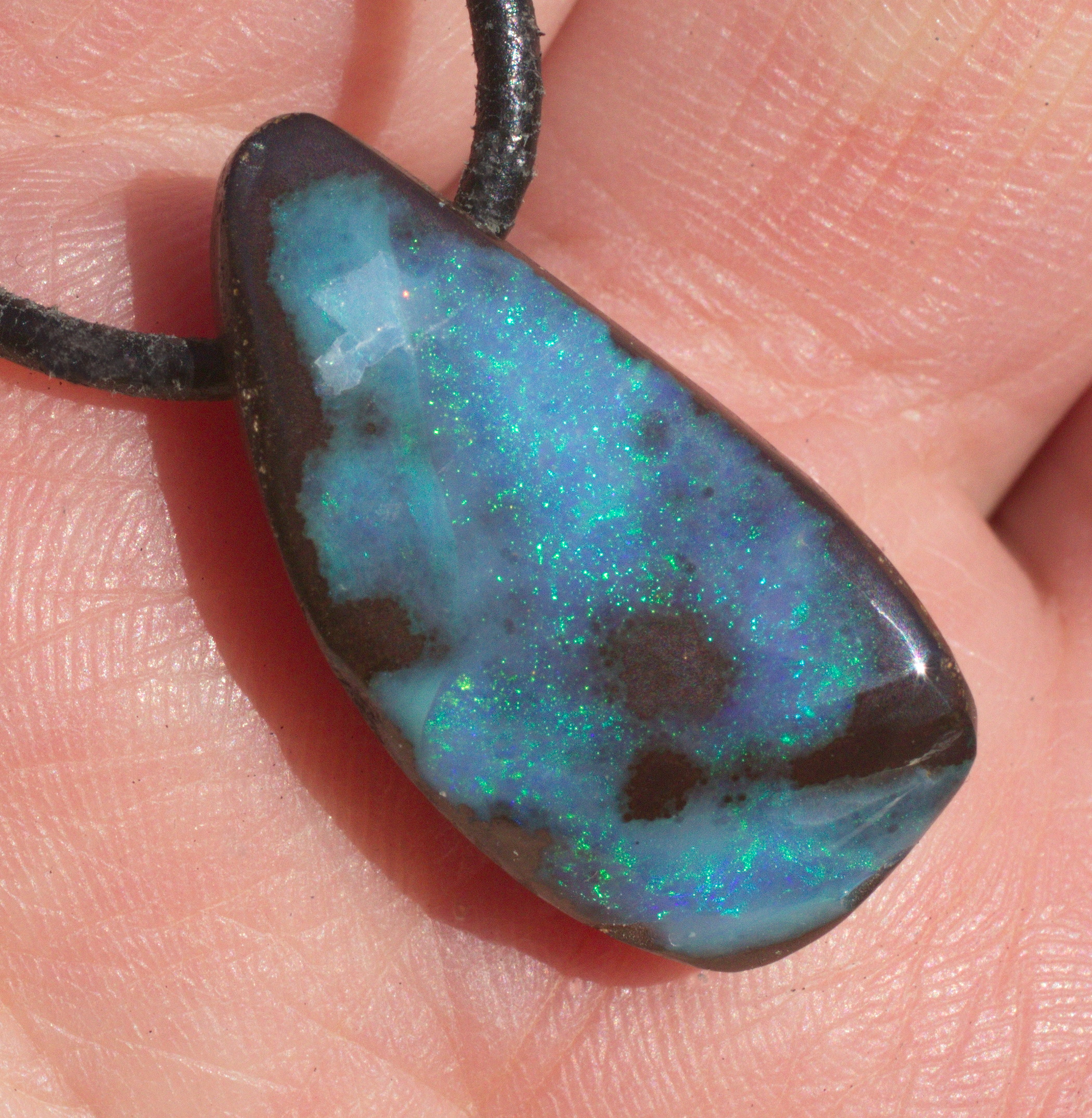 Blau-grüner Boulderopal, seitlich gebohrt mit Lederband  