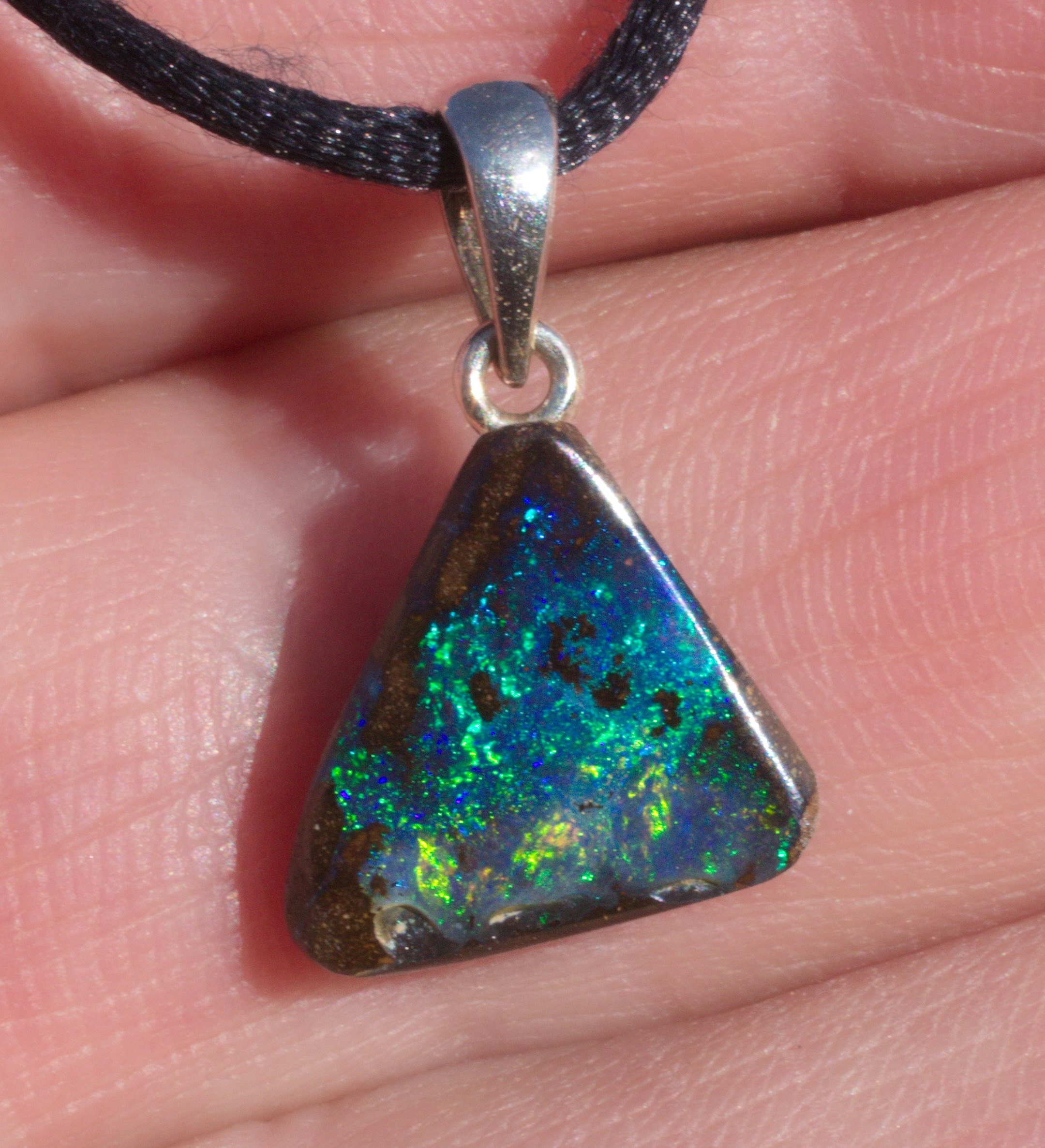 Kleiner grüner  Boulderopal, mit Anhängeröse aus Silber und Lederband 