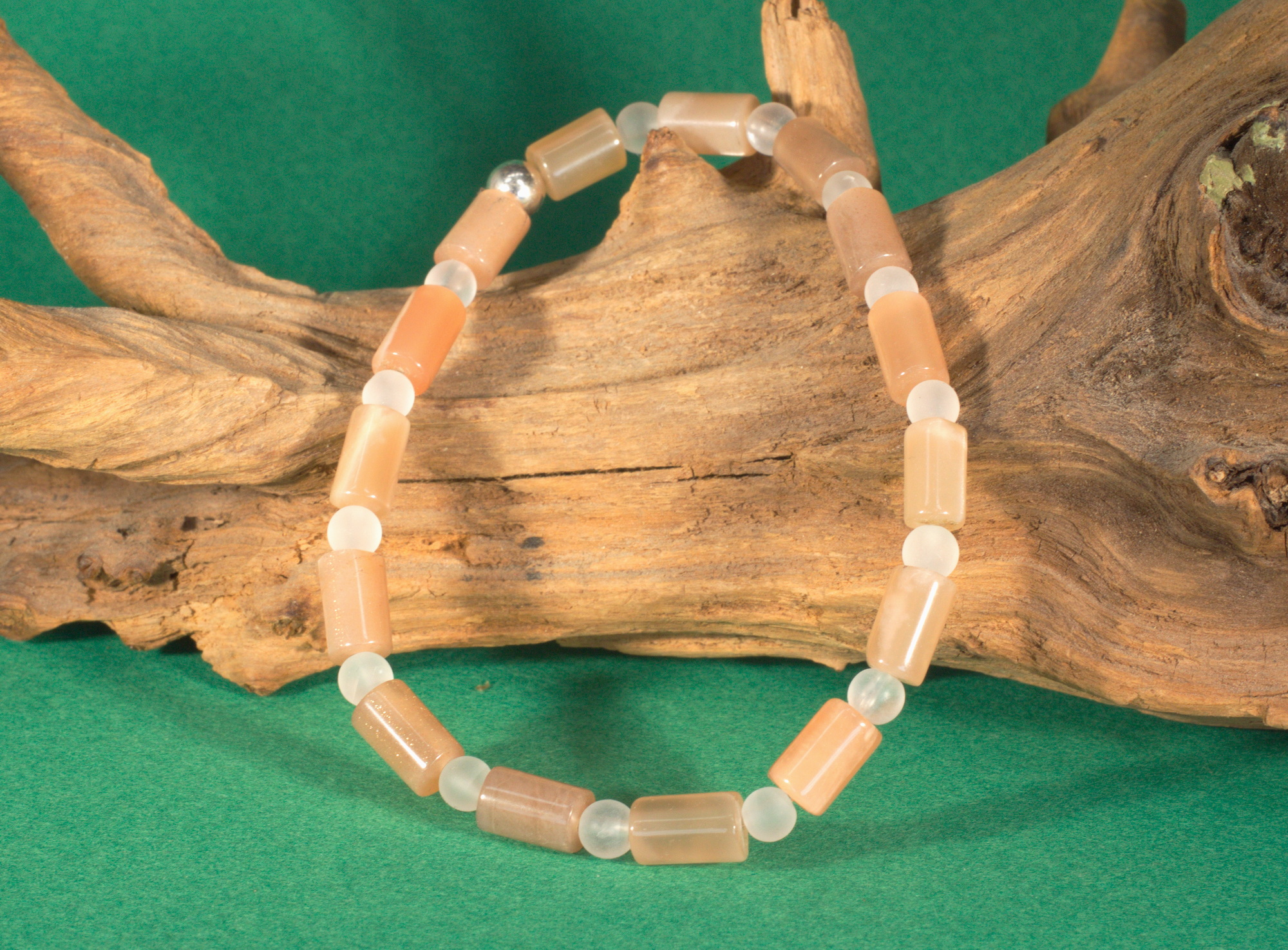 Mondstein Edelsteinarmband auf Elastikfaden aufgezogen 