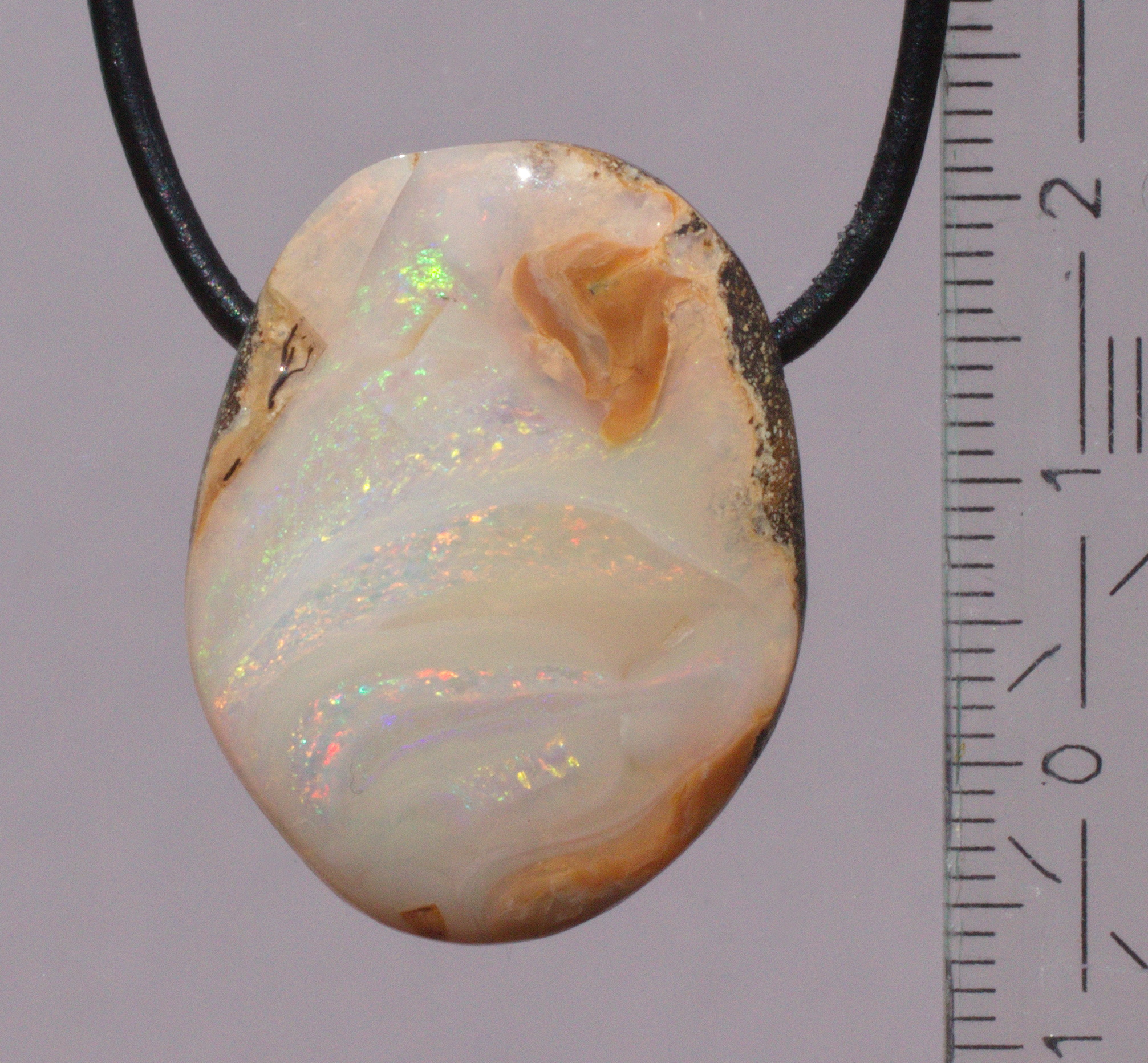 Bernsteinfarbener Boulderopal, seitlich gebohrt mit Lederband  