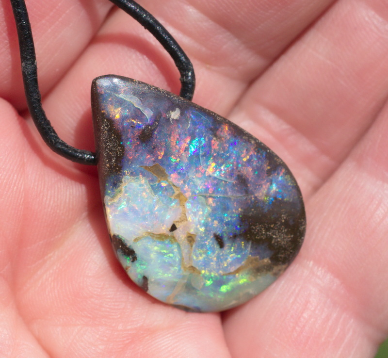 Boulderopal in Tropfenform, seitlich gebohrt mit Lederband, Video