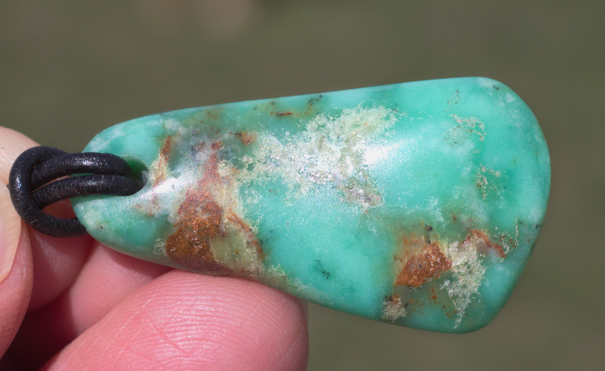 Chrysopras Edelsteinanhänger front gebohrt mit Lederband 
