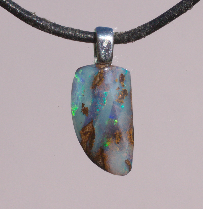 Boulderopal, mit Anhängeröse versilbert,  und Lederband