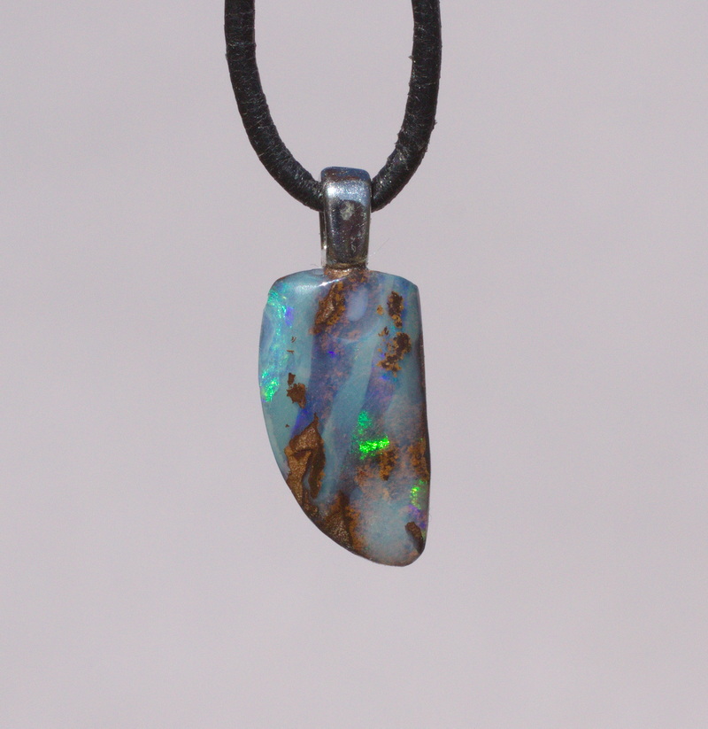 Boulderopal, mit Anhängeröse versilbert,  und Lederband