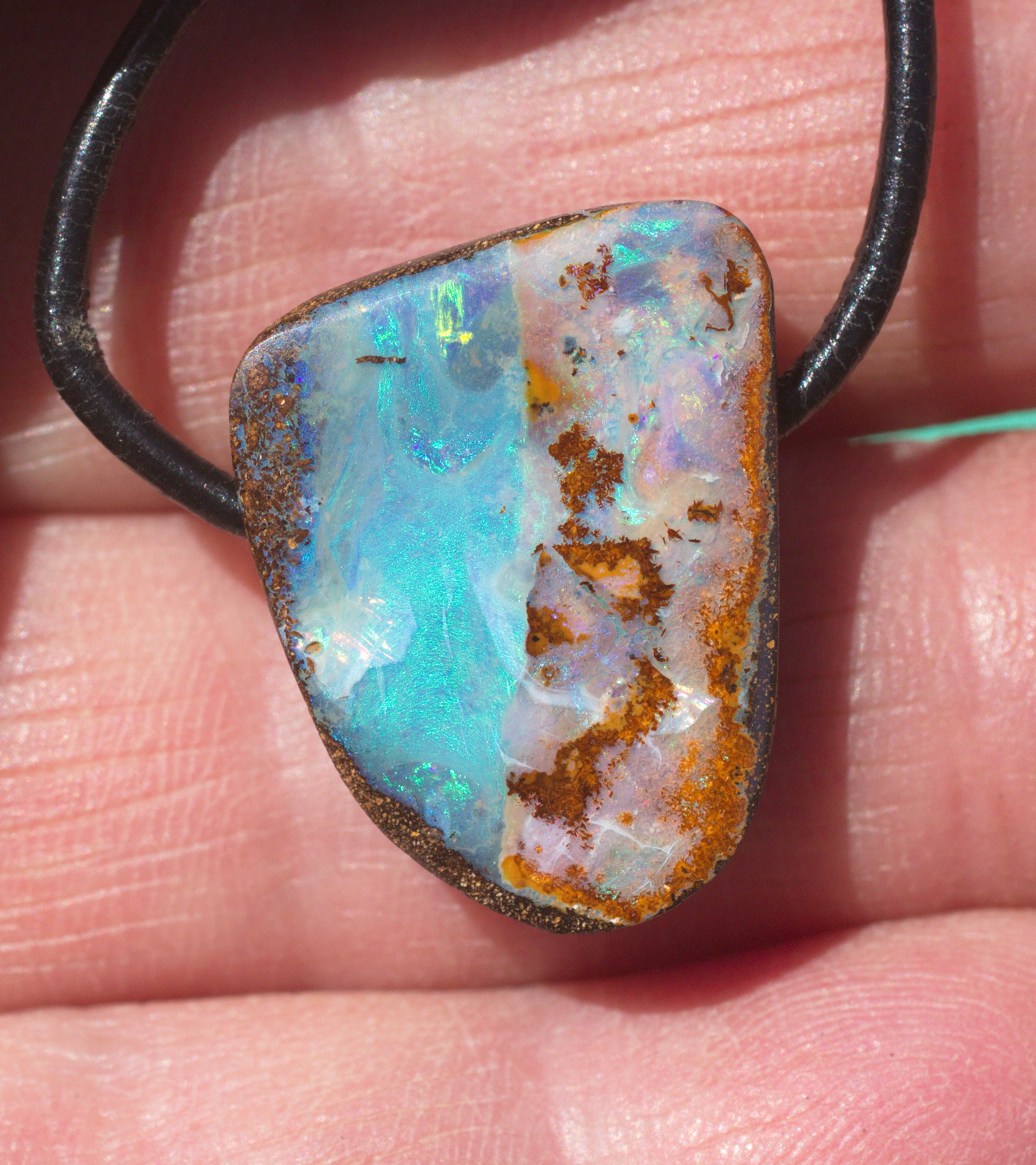 Boulderopal-Anhänger, seitlich gebohrt mit Lederband  