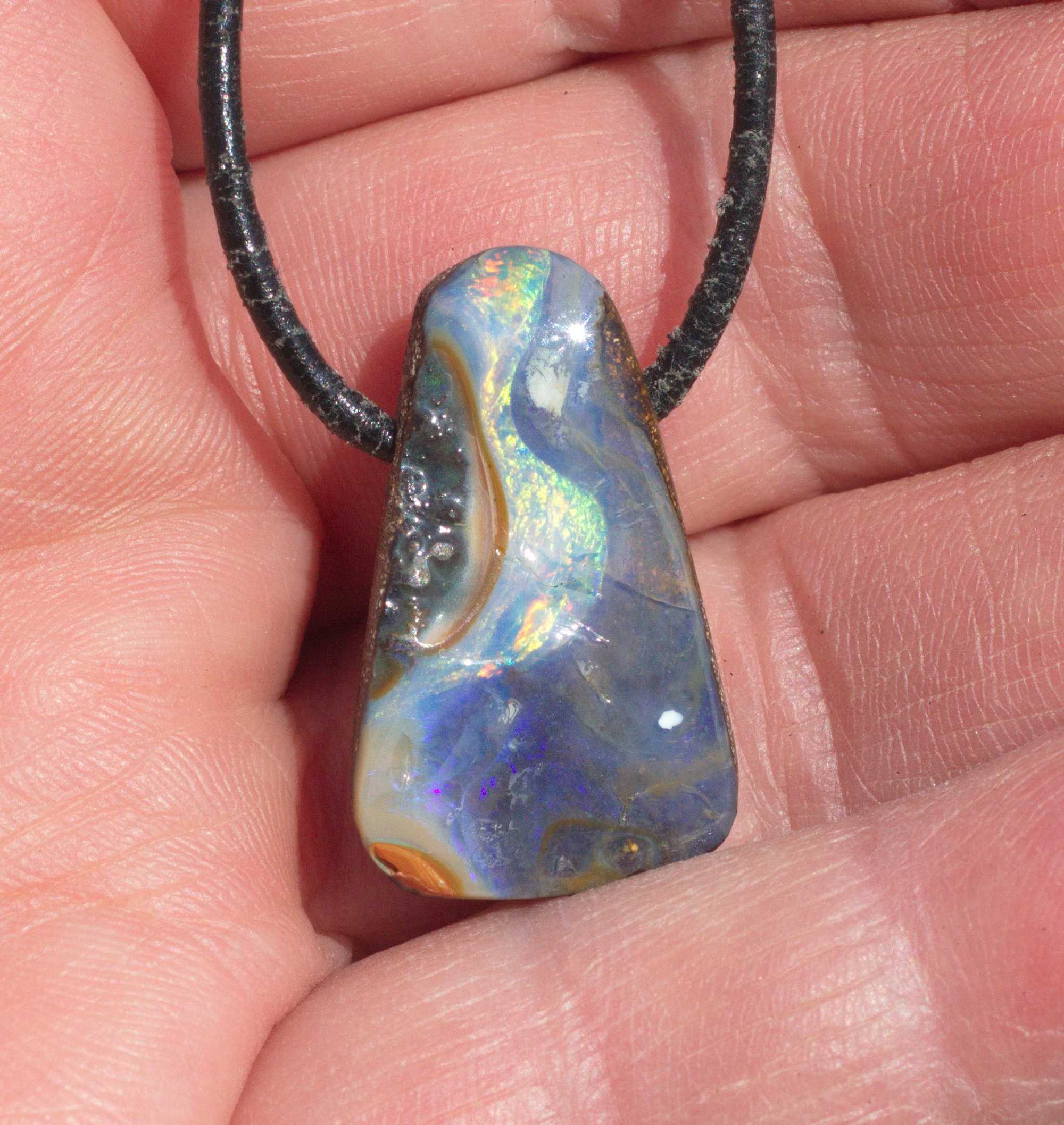 Natürlicher Boulderopal, seitlich gebohrt mit Lederband  
