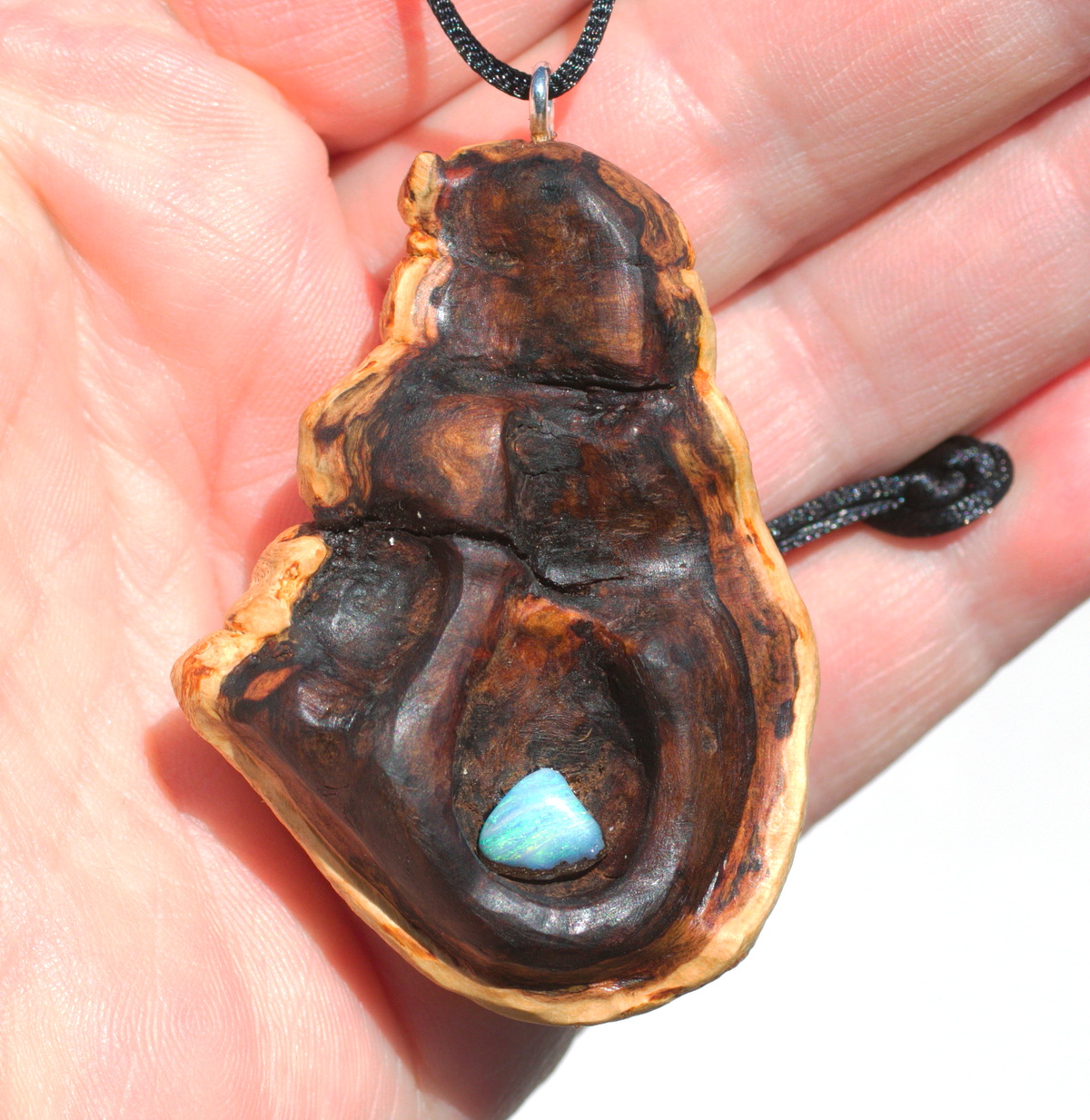 Baumperle von der Buche mit einem blauen Opal