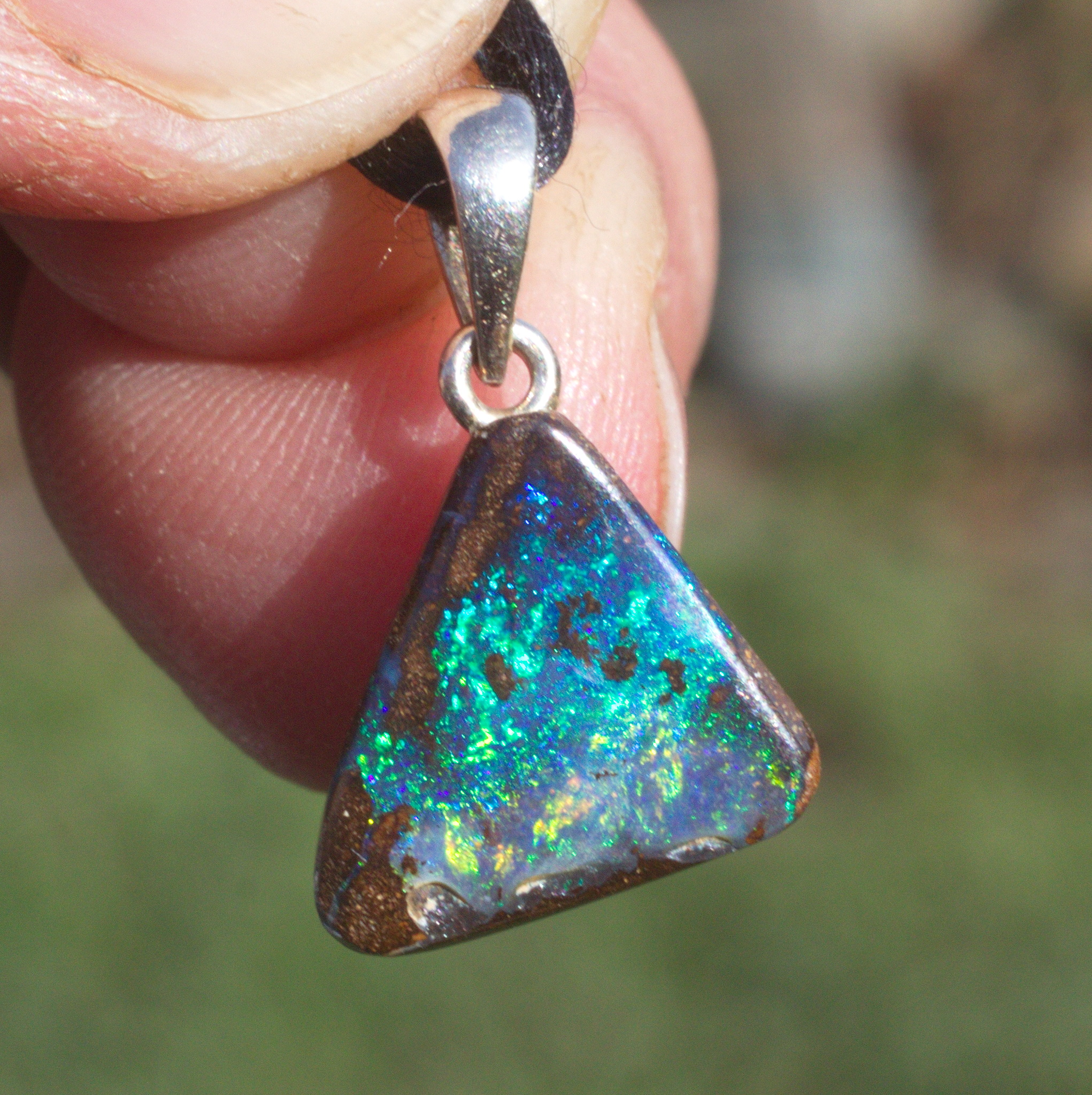 Kleiner grüner  Boulderopal, mit Anhängeröse aus Silber und Lederband 