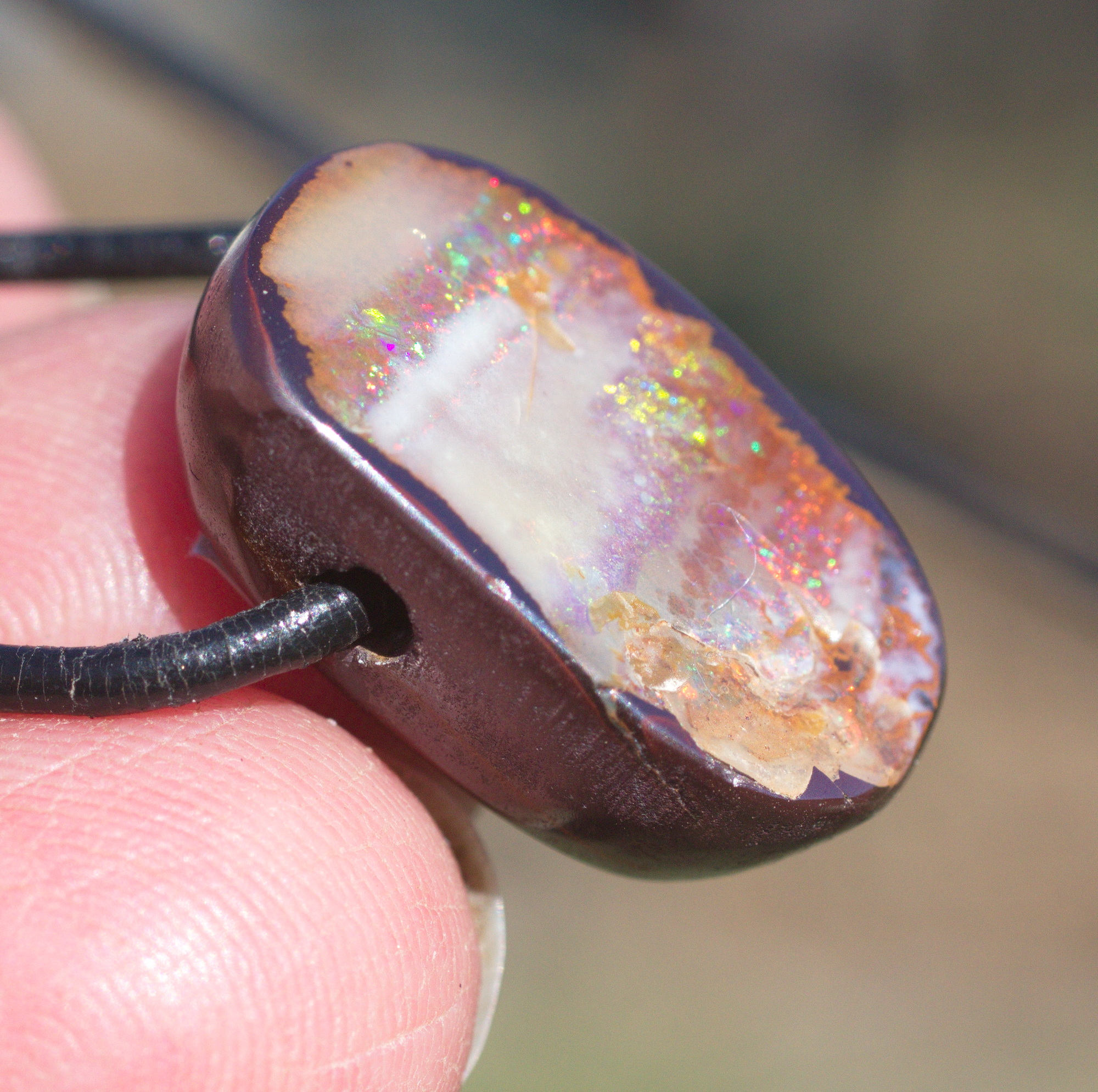 Boulderopal-Anhänger, seitlich gebohrt mit Lederband  