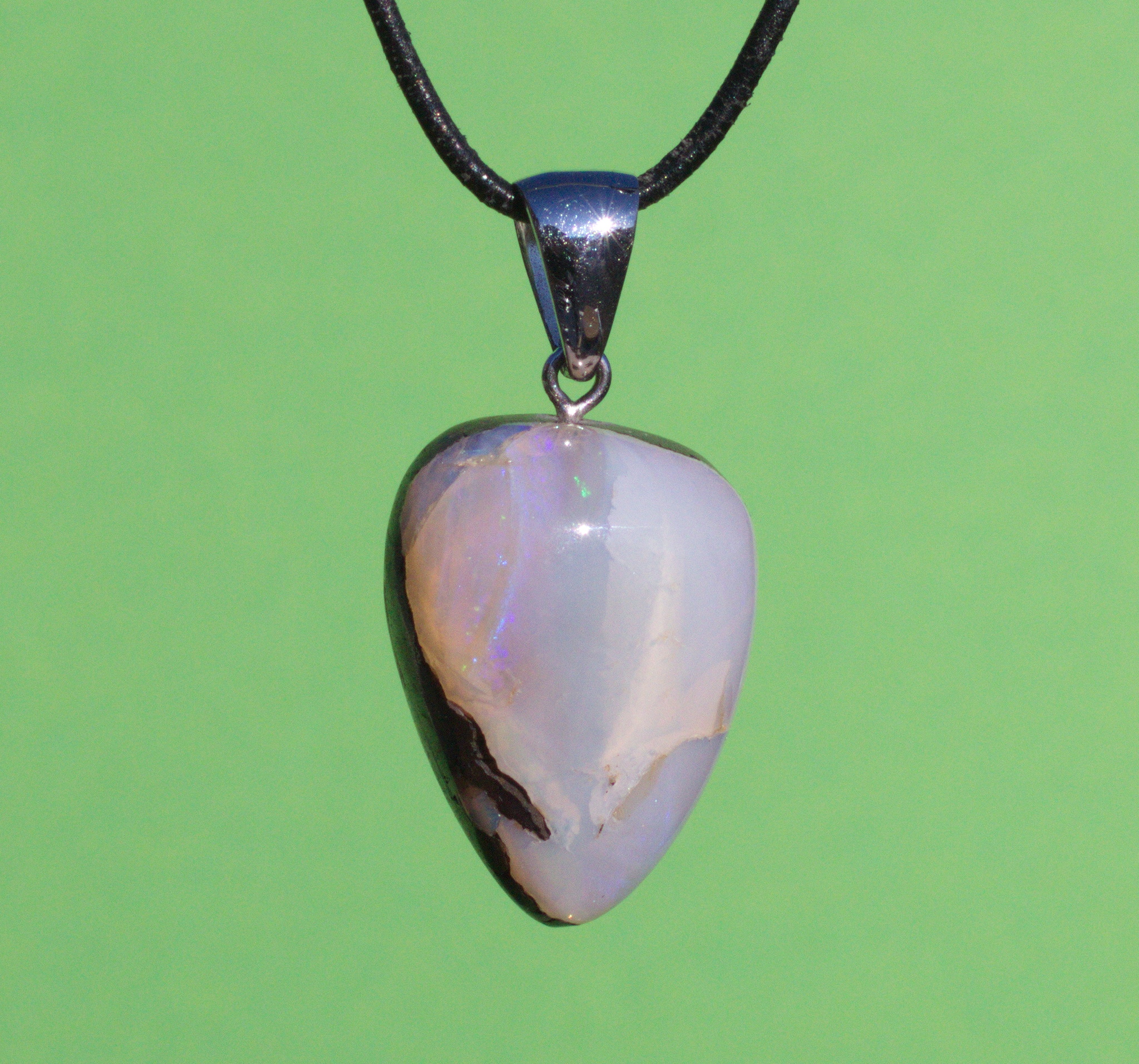 Heller  Boulderopal, mit Anhängeröse Silber und Lederband  