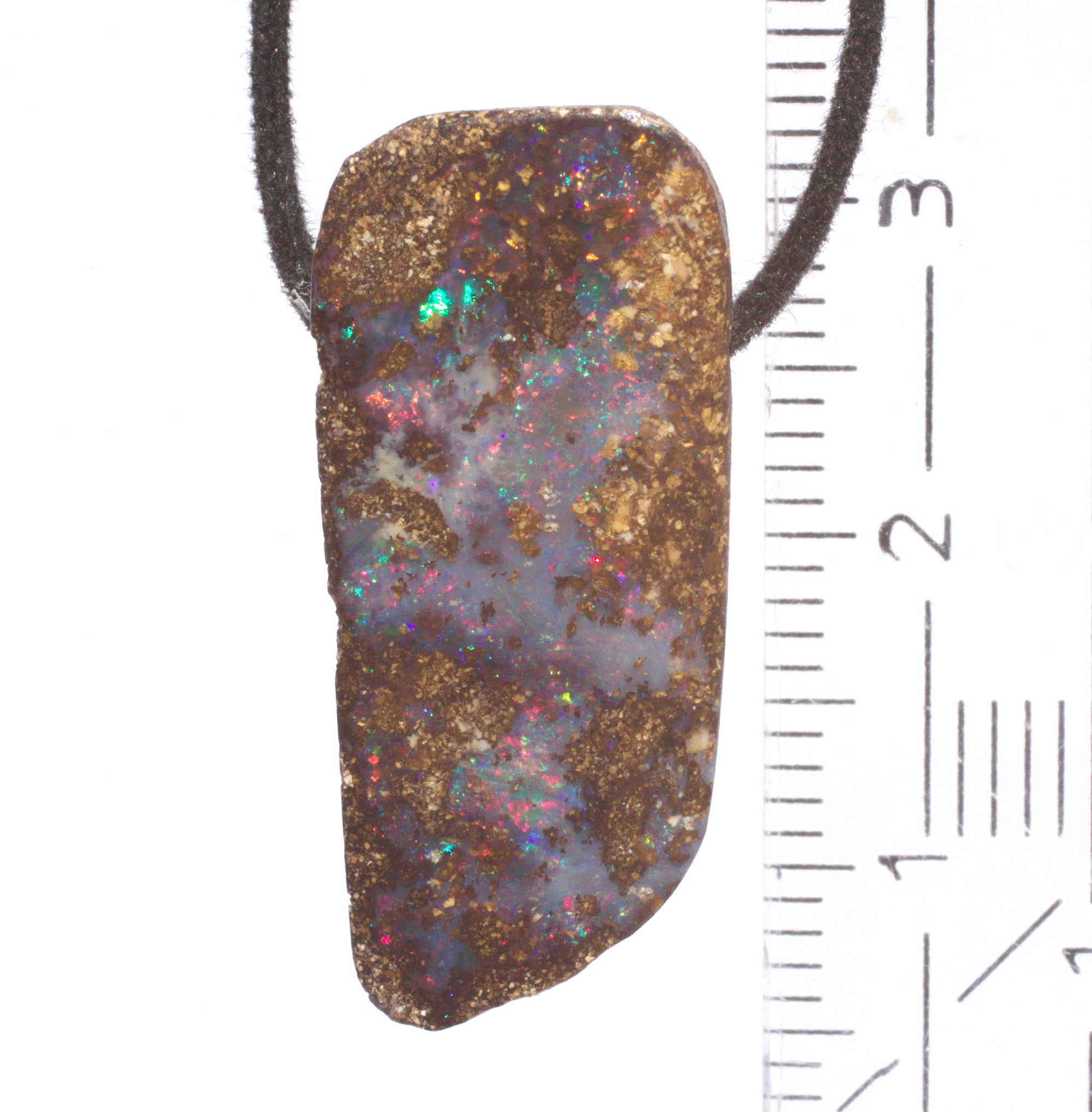 Bräunlicher Boulderopal mit vielen Farben, seitlich gebohrt mit Lederband Bräunlicher Boulderopal mit vielen Farben, seitlich gebohrt mit Lederband