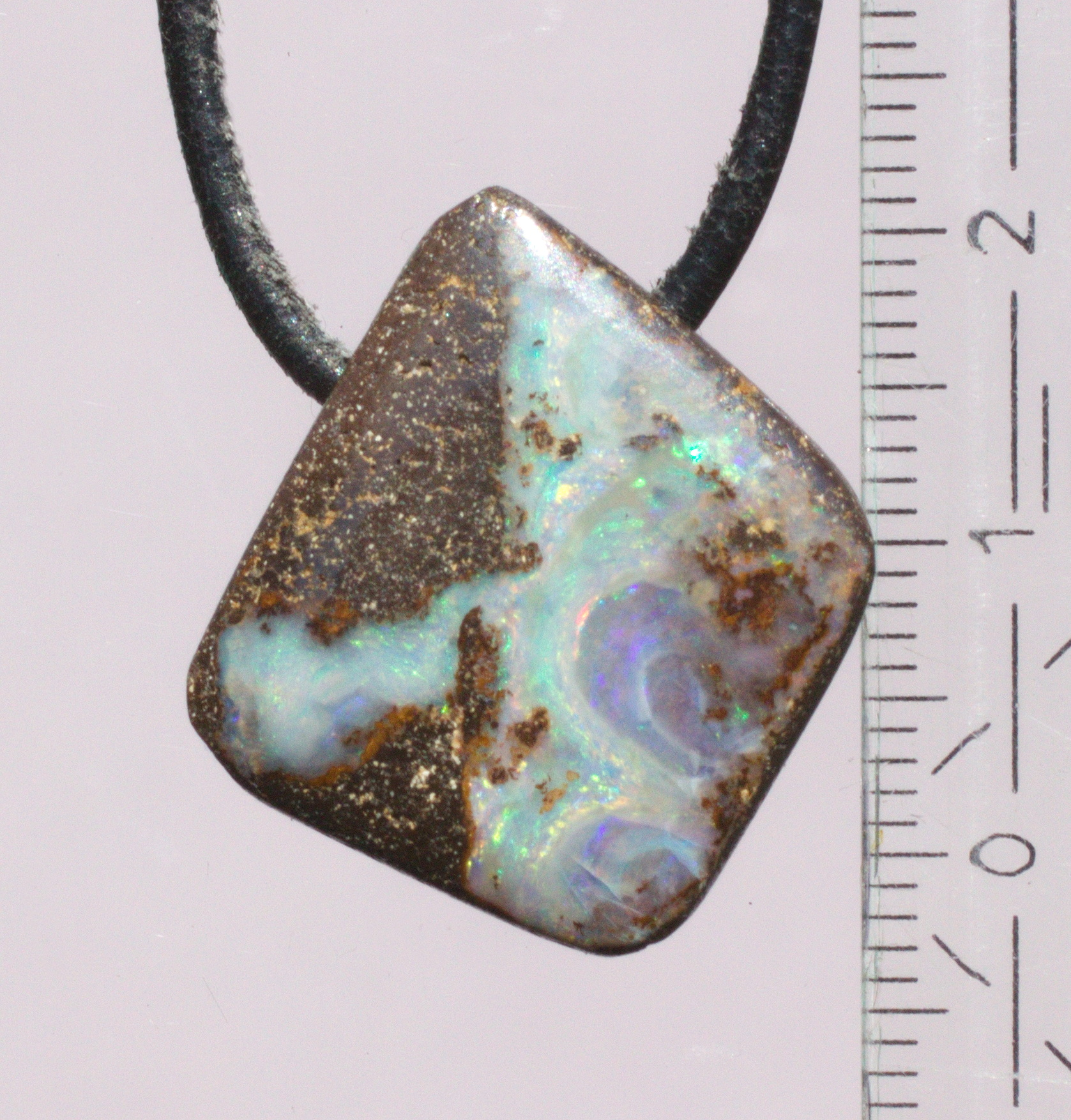 Boulderopal-Anhänger, seitlich gebohrt mit Lederband                        