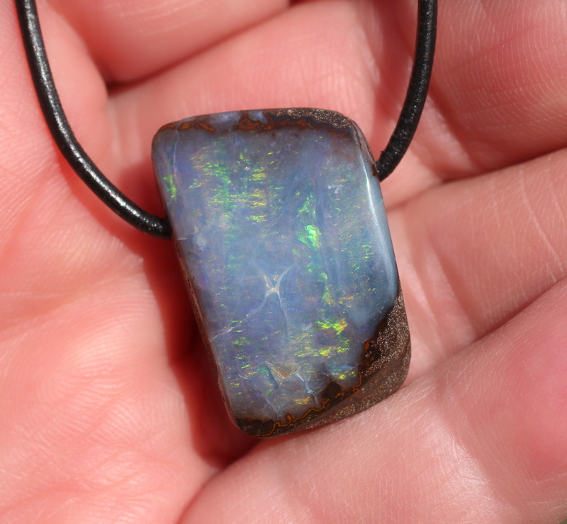 Blaugrüner Boulderopal, seitlich gebohrt mit Lederband 