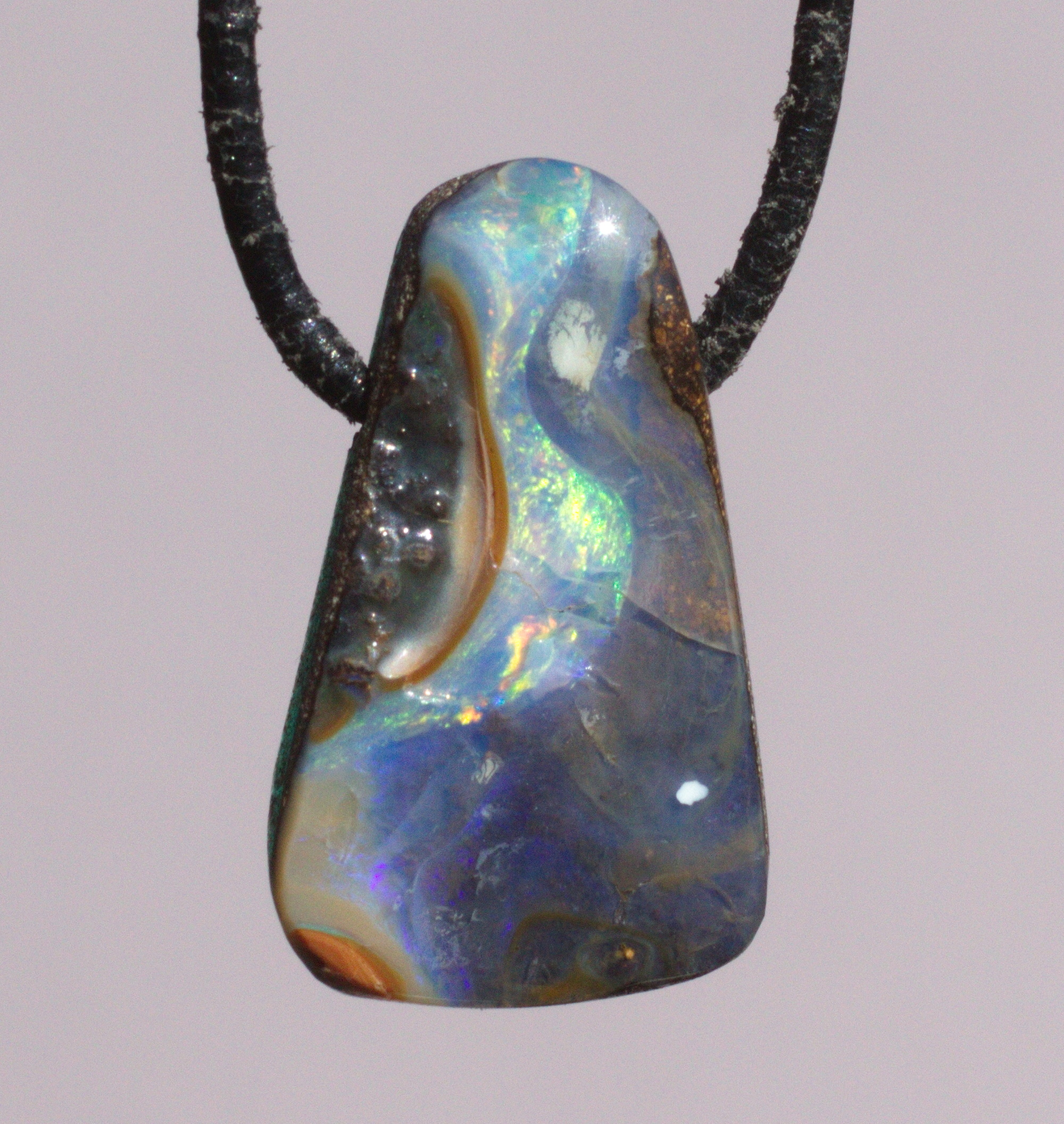 Natürlicher Boulderopal, seitlich gebohrt mit Lederband  