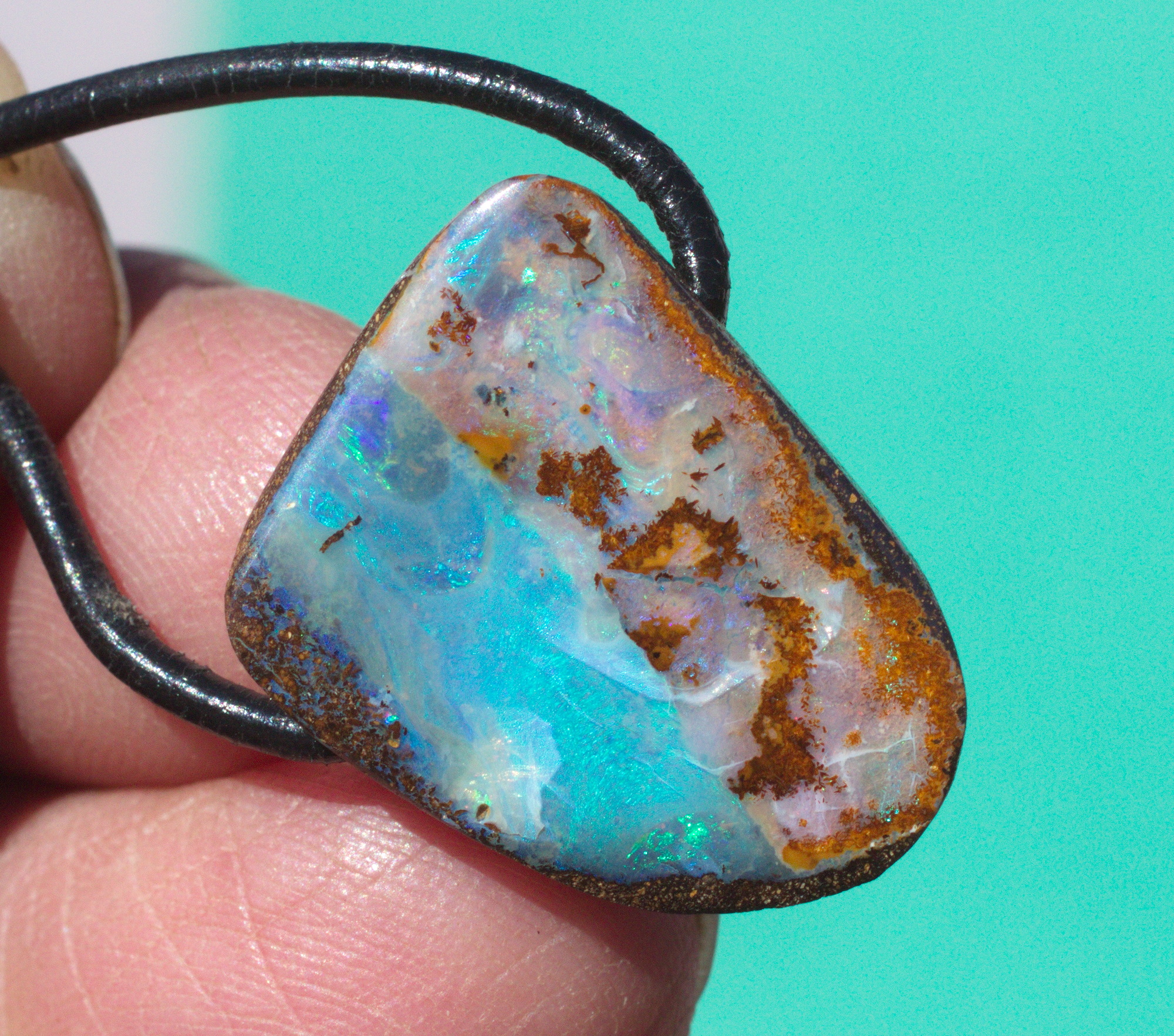 Boulderopal-Anhänger, seitlich gebohrt mit Lederband  