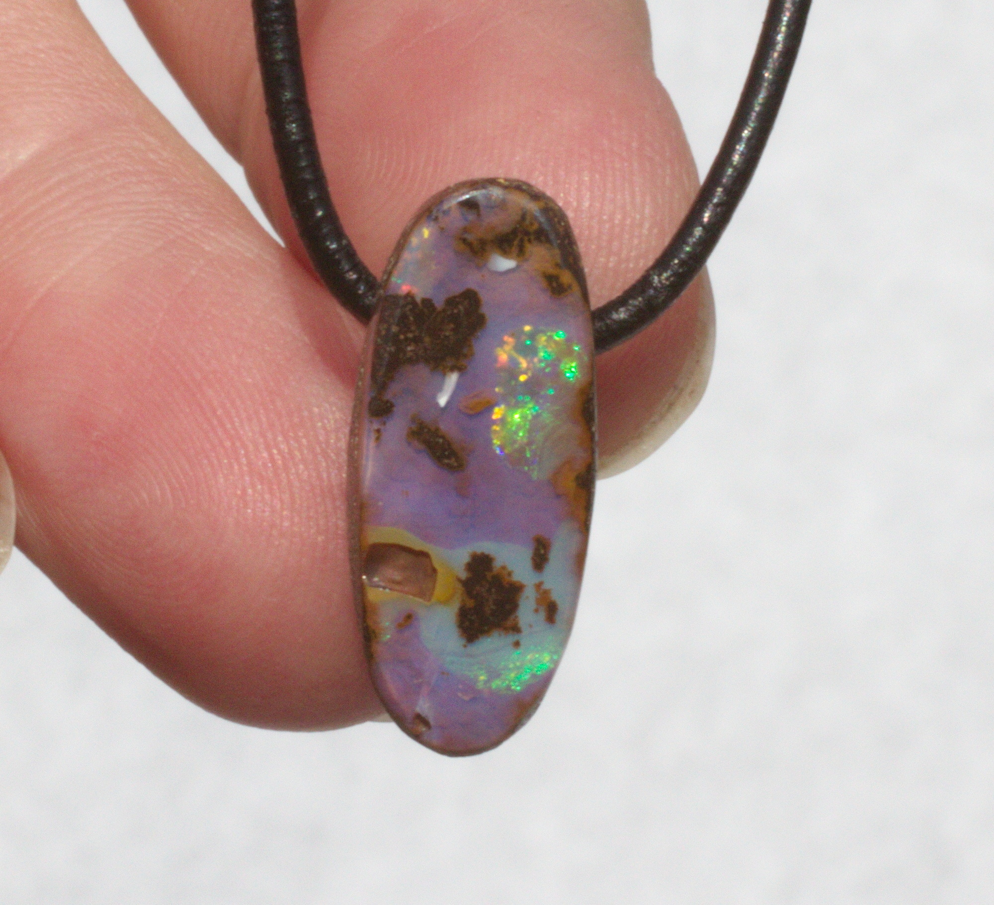 Kleiner ovaler Boulderopal, seitlich gebohrt mit Lederband 