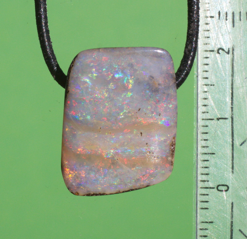 Heller Boulderopal, seitlich gebohrt mit Lederband, Video 
