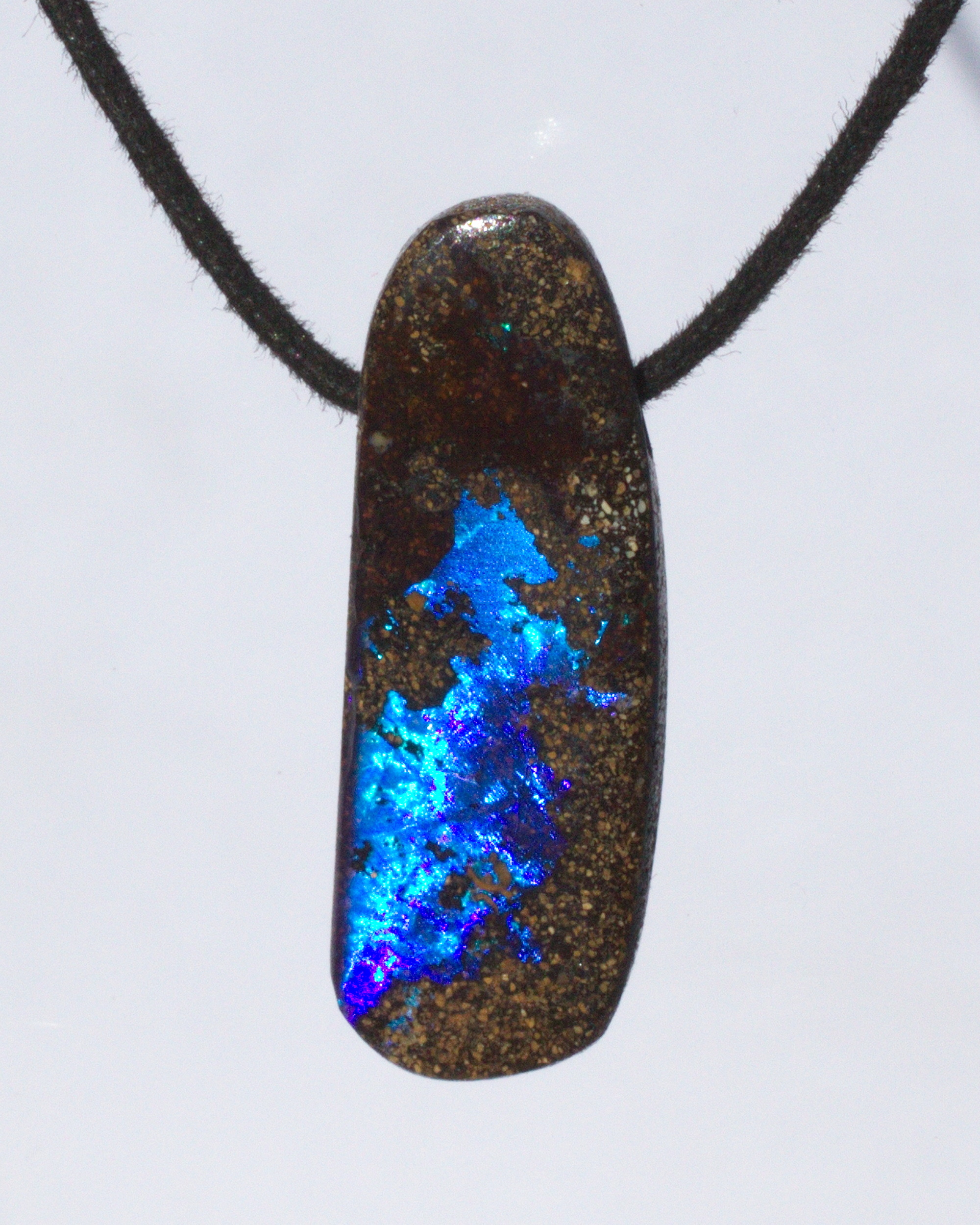 Boulderopal mit Electric Blue, seitlich gebohrt mit Lederband, Video