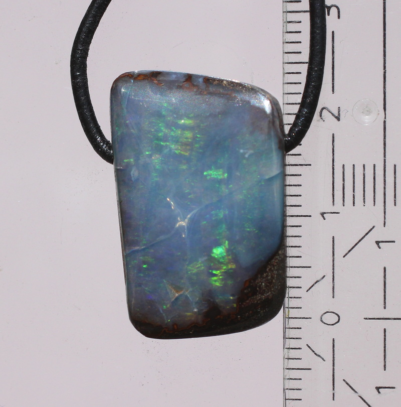 Blaugrüner Boulderopal, seitlich gebohrt mit Lederband 