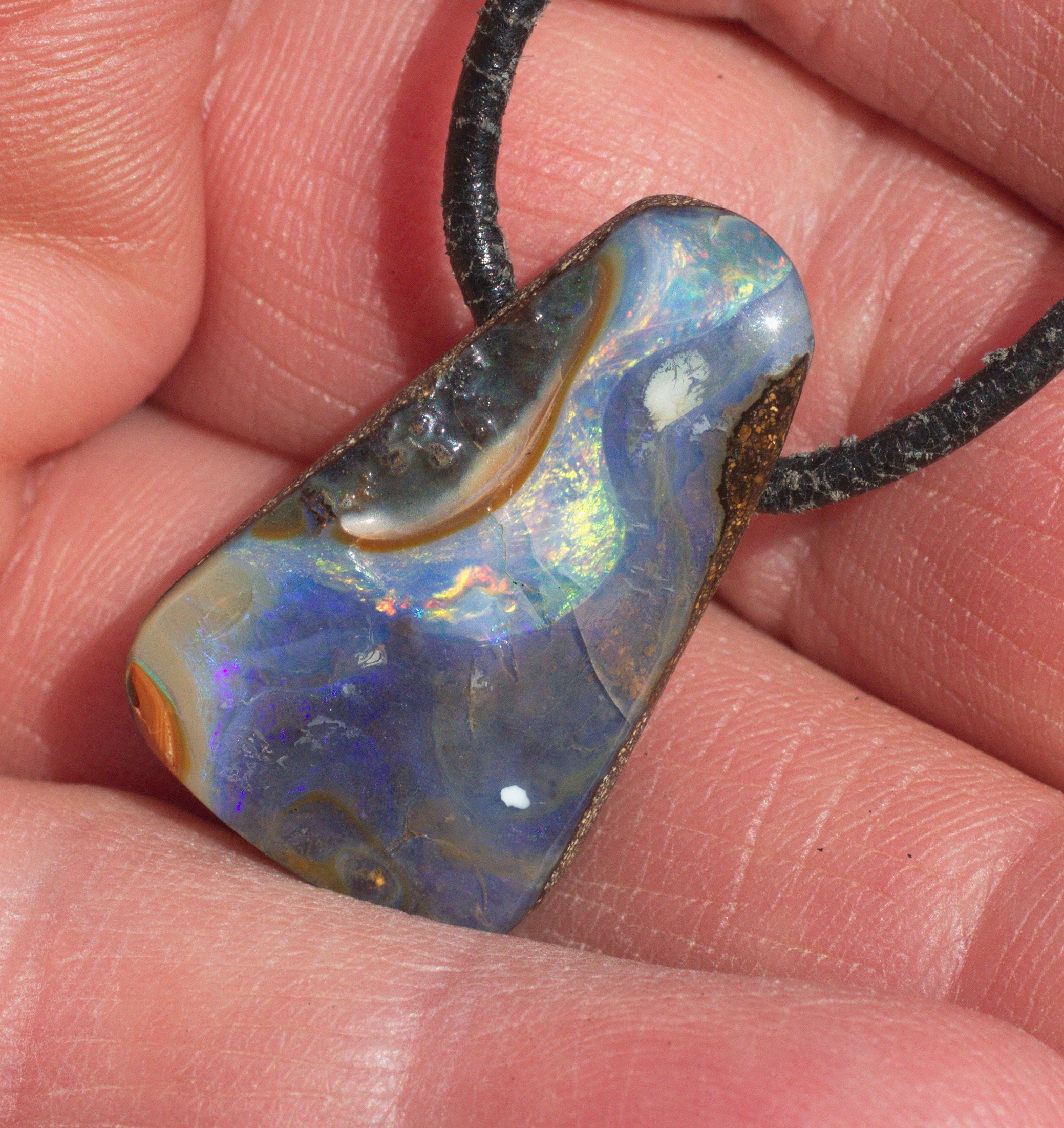 Natürlicher Boulderopal, seitlich gebohrt mit Lederband  